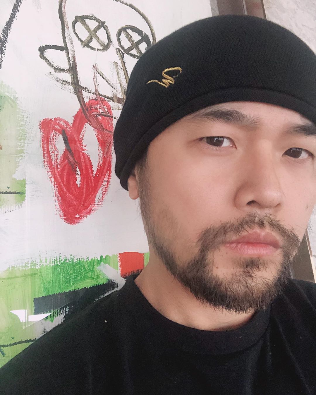 另外在IG加碼神態更硬漢一點的鬍照。（翻攝自周杰倫IG）