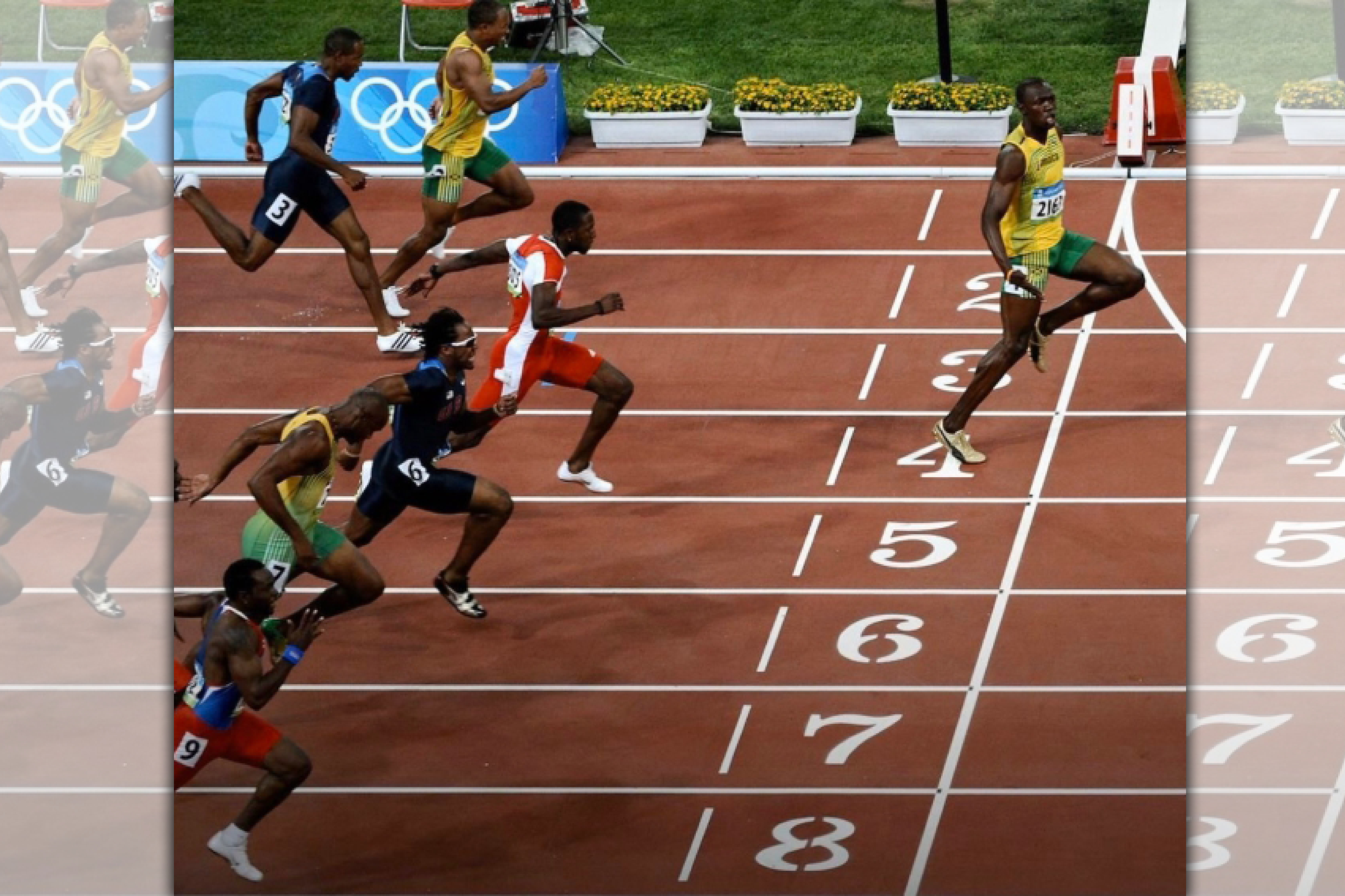 牙買加退役短跑名將「閃電」波特貼出奧運奪金的照片，示範如何保持「社交距離」。（翻攝自Usain St. Leo Bolt推特）