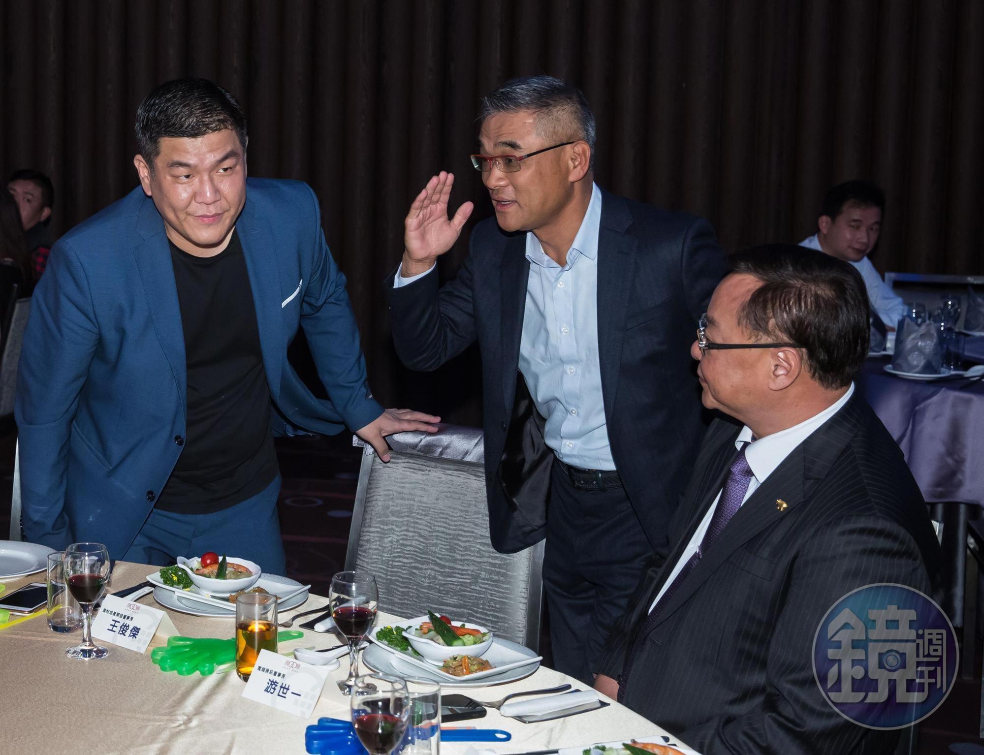 靠著眼光精準與拚勁，賴建程（左）吸引海悅國際總經理王俊傑（中）、法拍界名人游世一（右）等前輩主動投資他，分別成立海研建築與東森建設2家公司。