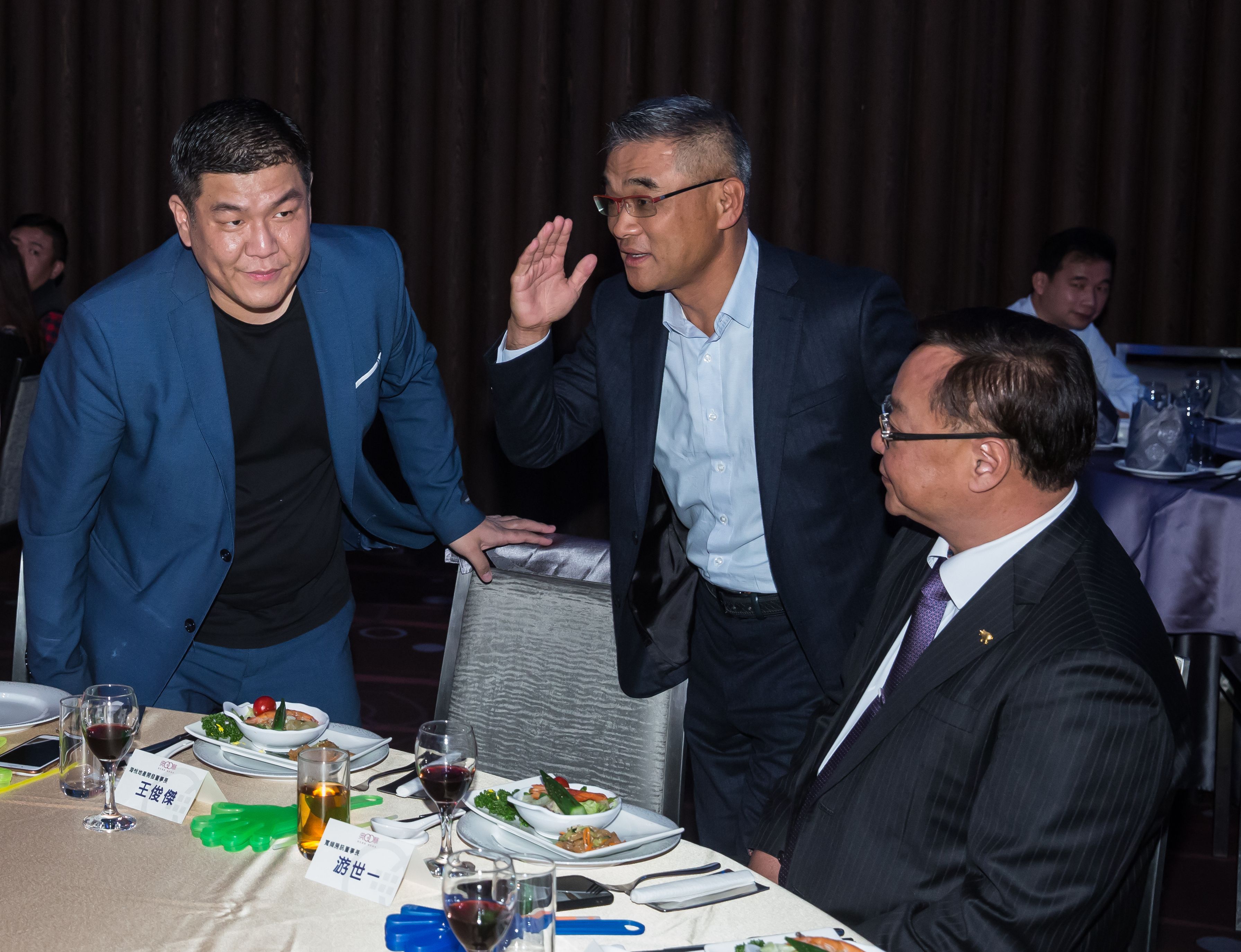 靠著眼光精準與拚勁，賴建程（左）吸引海悅國際總經理王俊傑（中）、法拍界名人游世一（右）等前輩主動投資他，分別成立海研建築與東森建設2家公司。