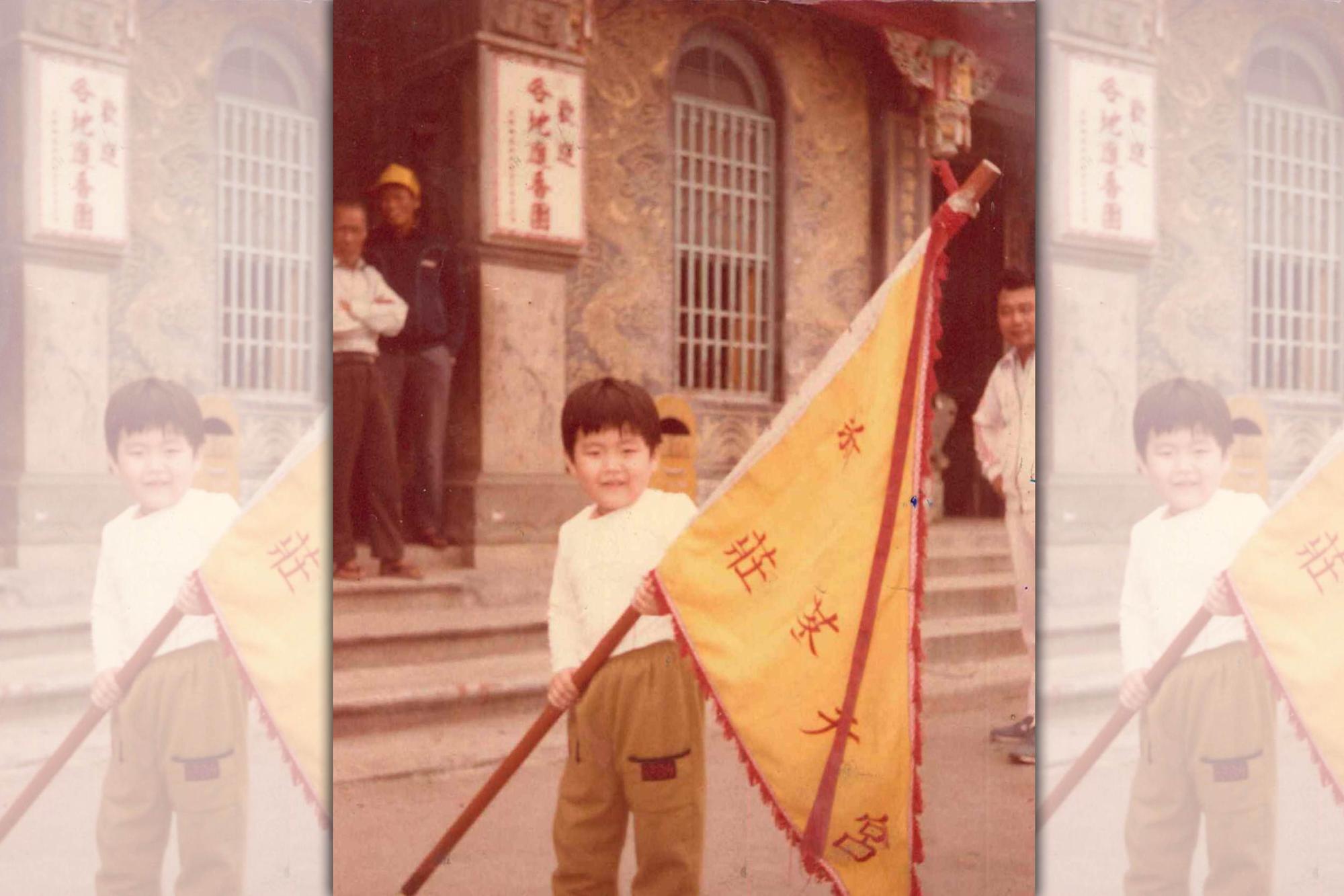 賴建程從小體質敏感，母親讓他給玄天上帝當乾兒子，很早與宮廟結下不解之緣。（賴建程提供）