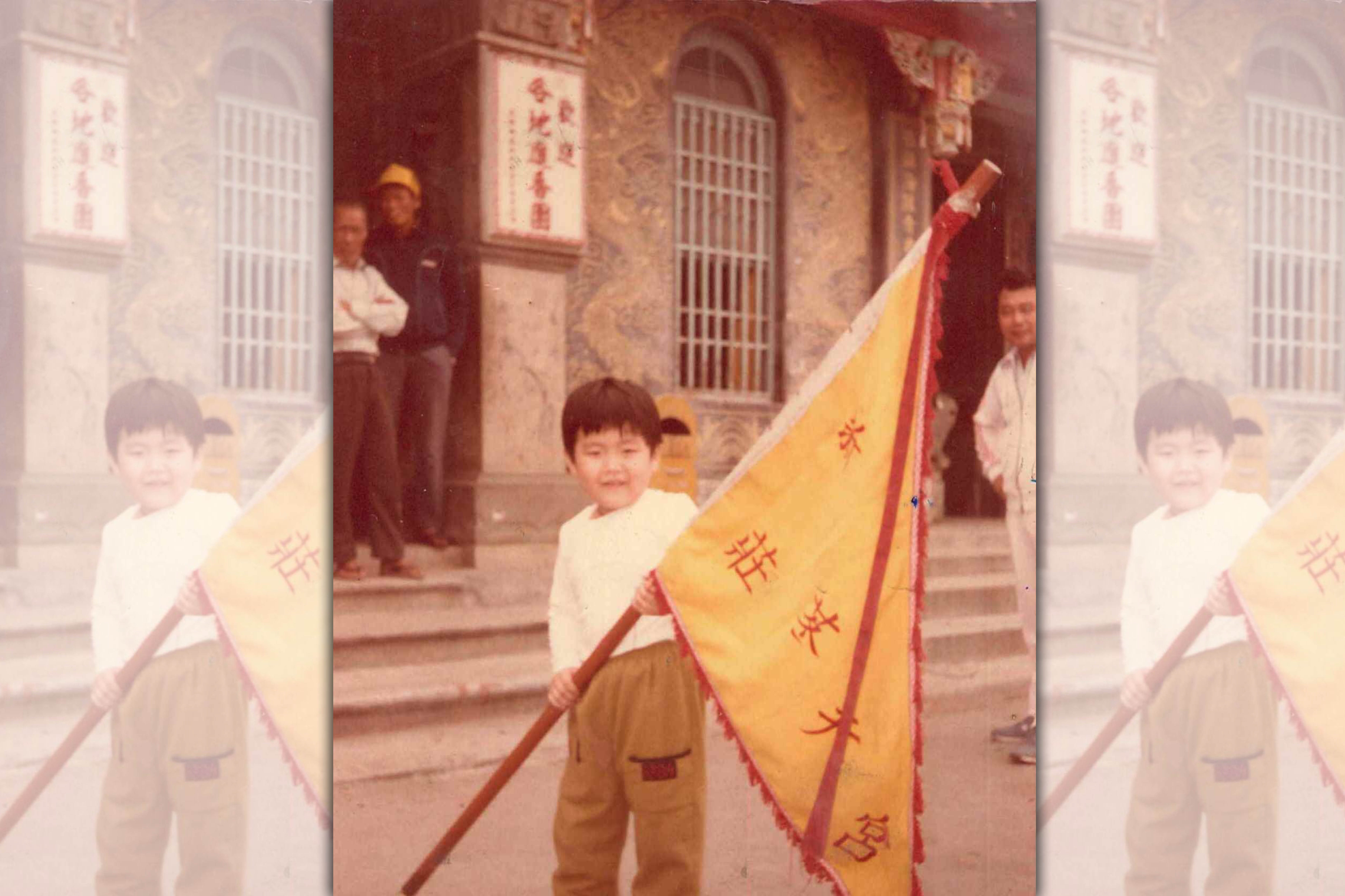 賴建程從小體質敏感，母親讓他給玄天上帝當乾兒子，很早與宮廟結下不解之緣。（賴建程提供）