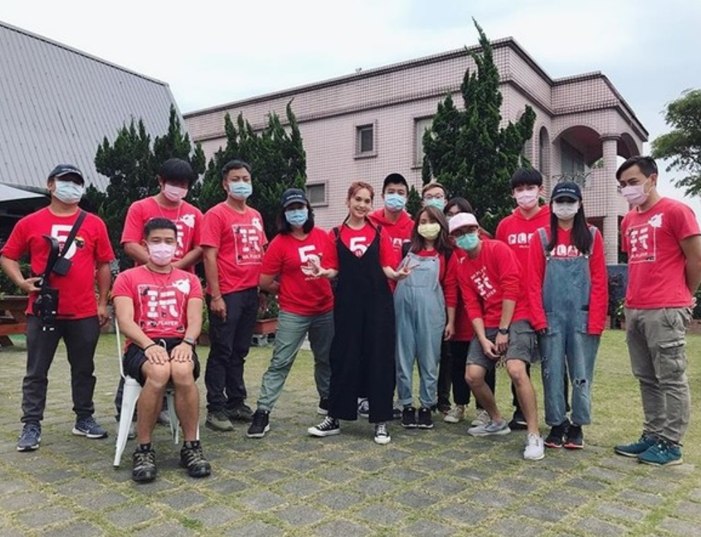 工作人員趁著休息時間開直播，提前揭曉參與嘉賓，除了有前女團「4 in love」成員黃小柔、張棋惠，還有一名超大咖來賓楊丞琳。（翻攝自KID IG）