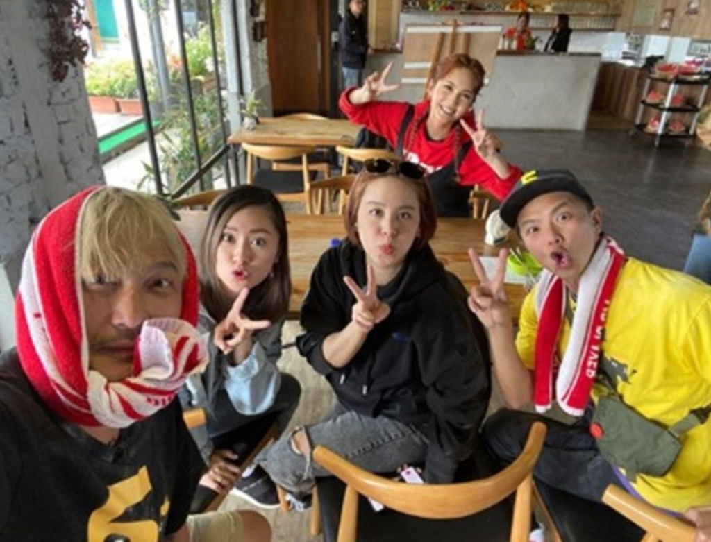 工作人員趁著休息時間開直播，提前揭曉參與嘉賓，除了有前女團「4 in love」成員黃小柔、張棋惠，還有一名超大咖來賓楊丞琳。（翻攝自KID IG）