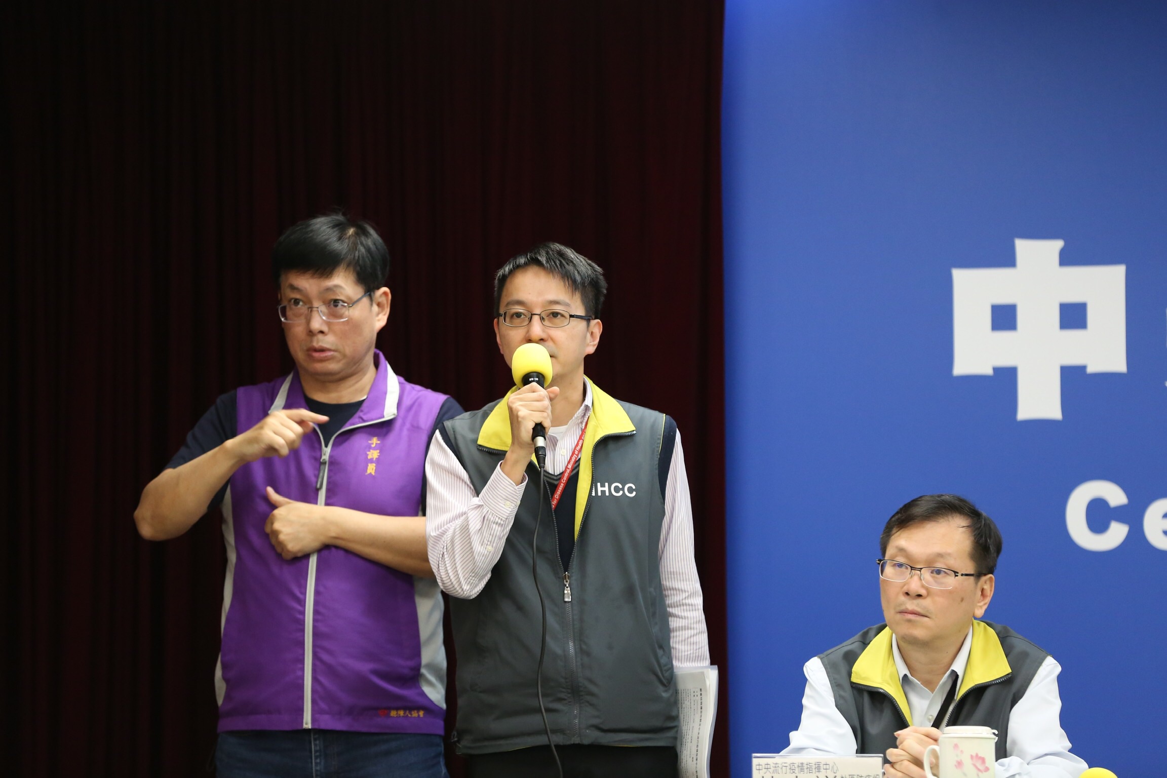 時任疾管署發言人、副署長羅一鈞發現有醫師在群組張貼的內容後，趕忙上PTT了解，當天中午去信中國查證並通報WHO。（本刊資料照）