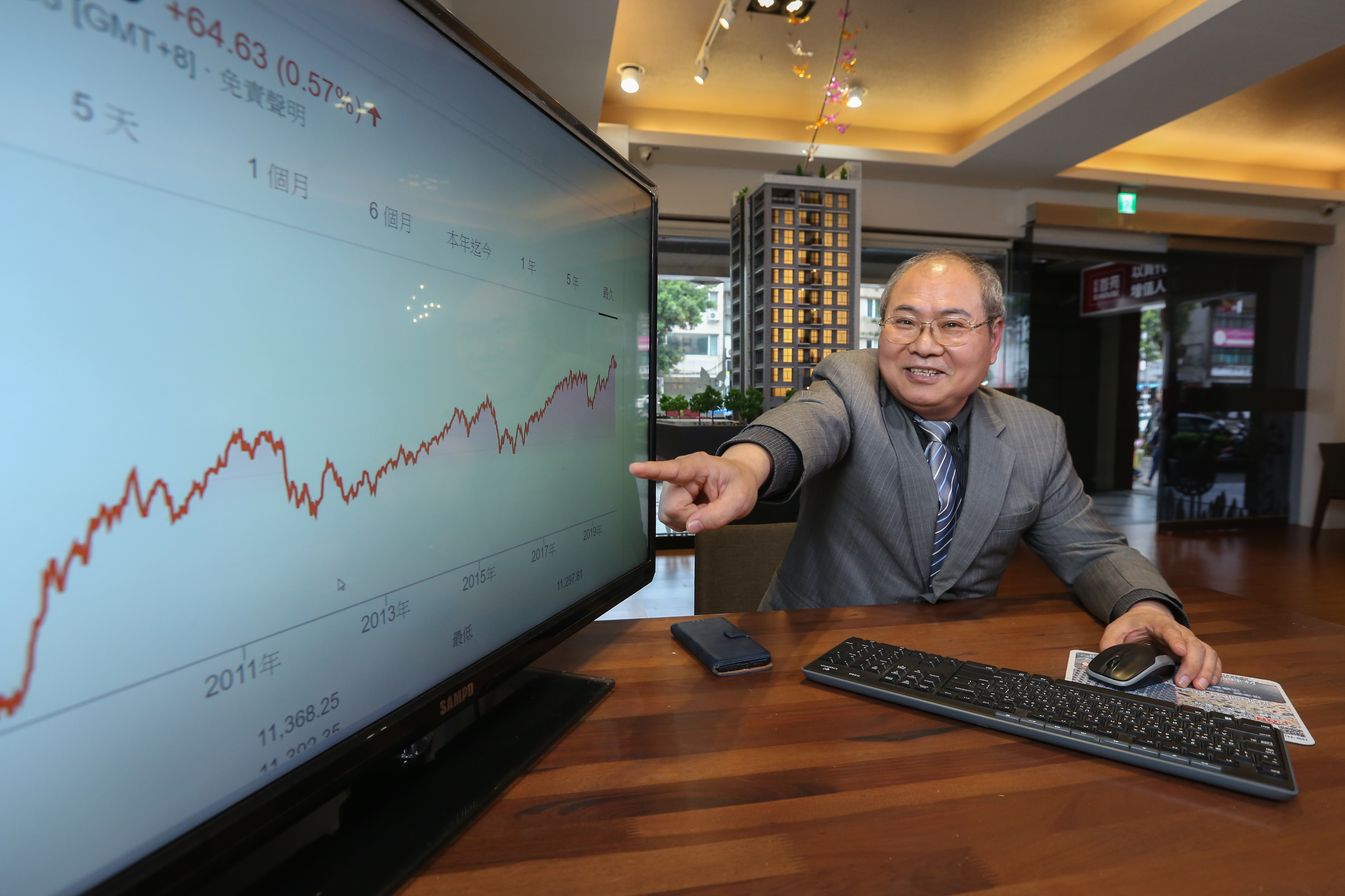 鄭金鴻專門鎖定冷門股，在還沒有人關注時就默默買進，等待題材發酵，收割獲利。