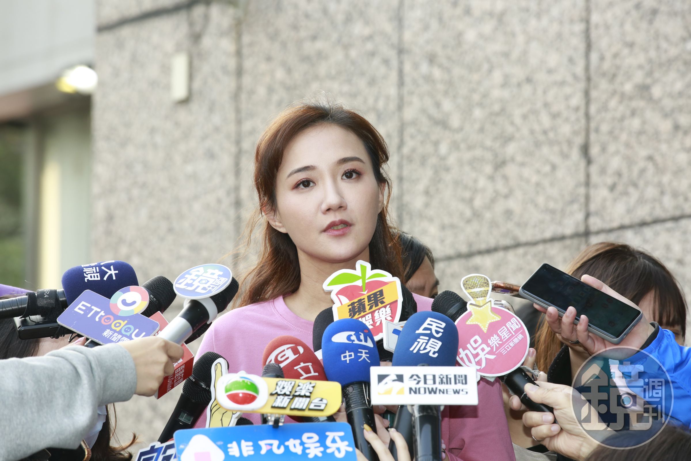 恢復單身後，何妤玟昨首度公開露面召開記者會。