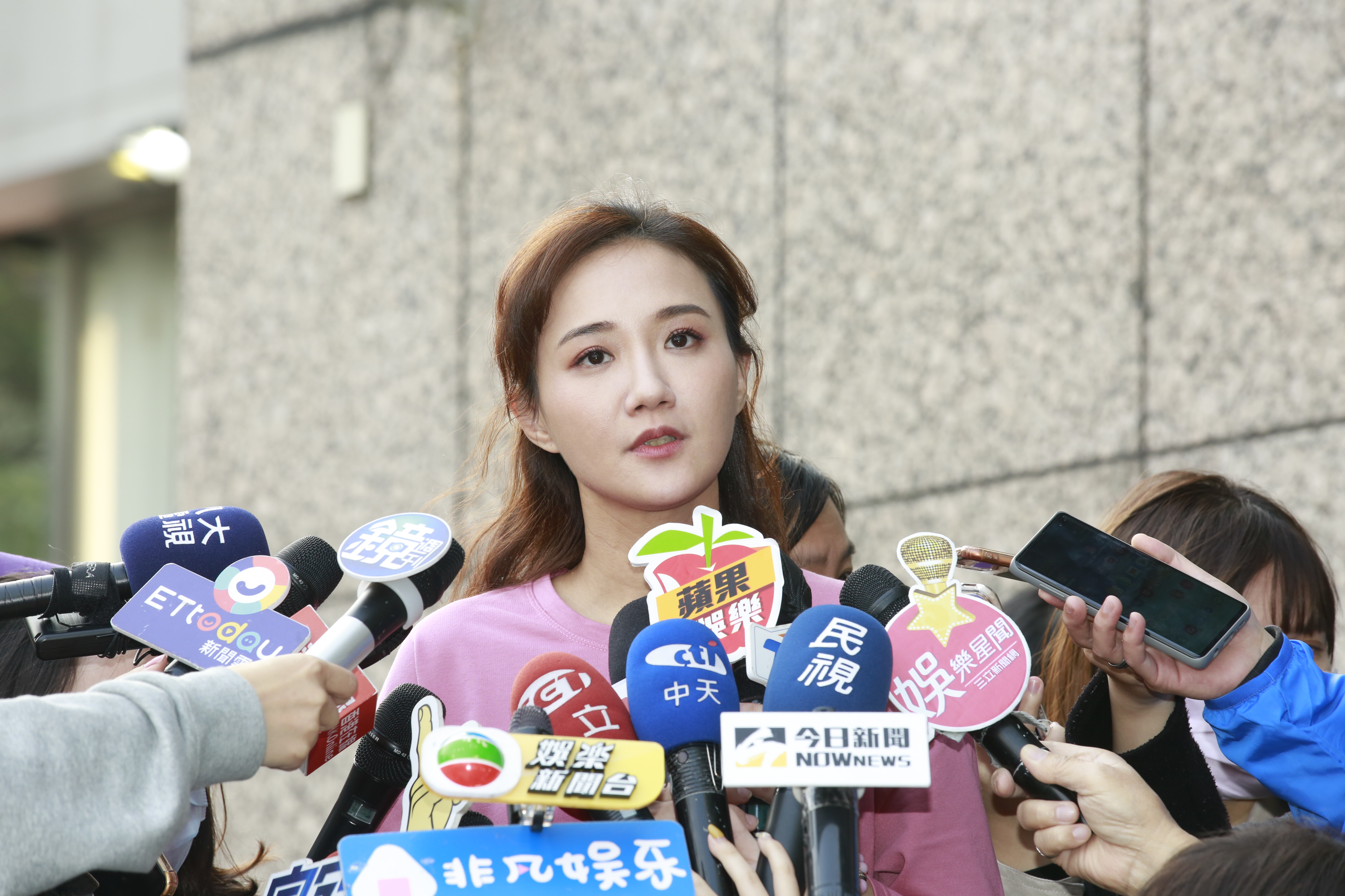 恢復單身後，何妤玟昨首度公開露面召開記者會。