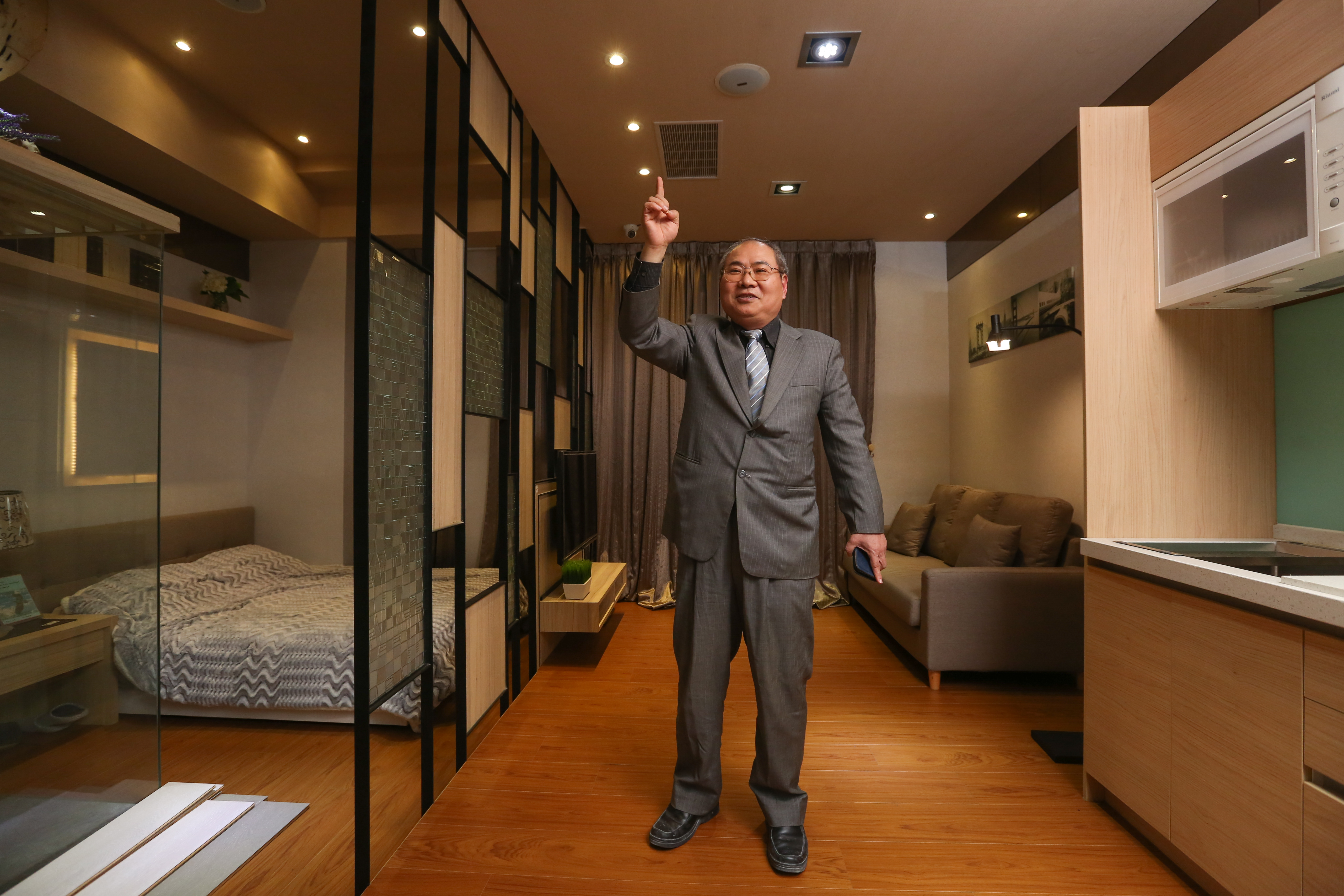 鄭金鴻詳細介紹自家建案內裝設施，並預期大同區將會是下一個信義區。