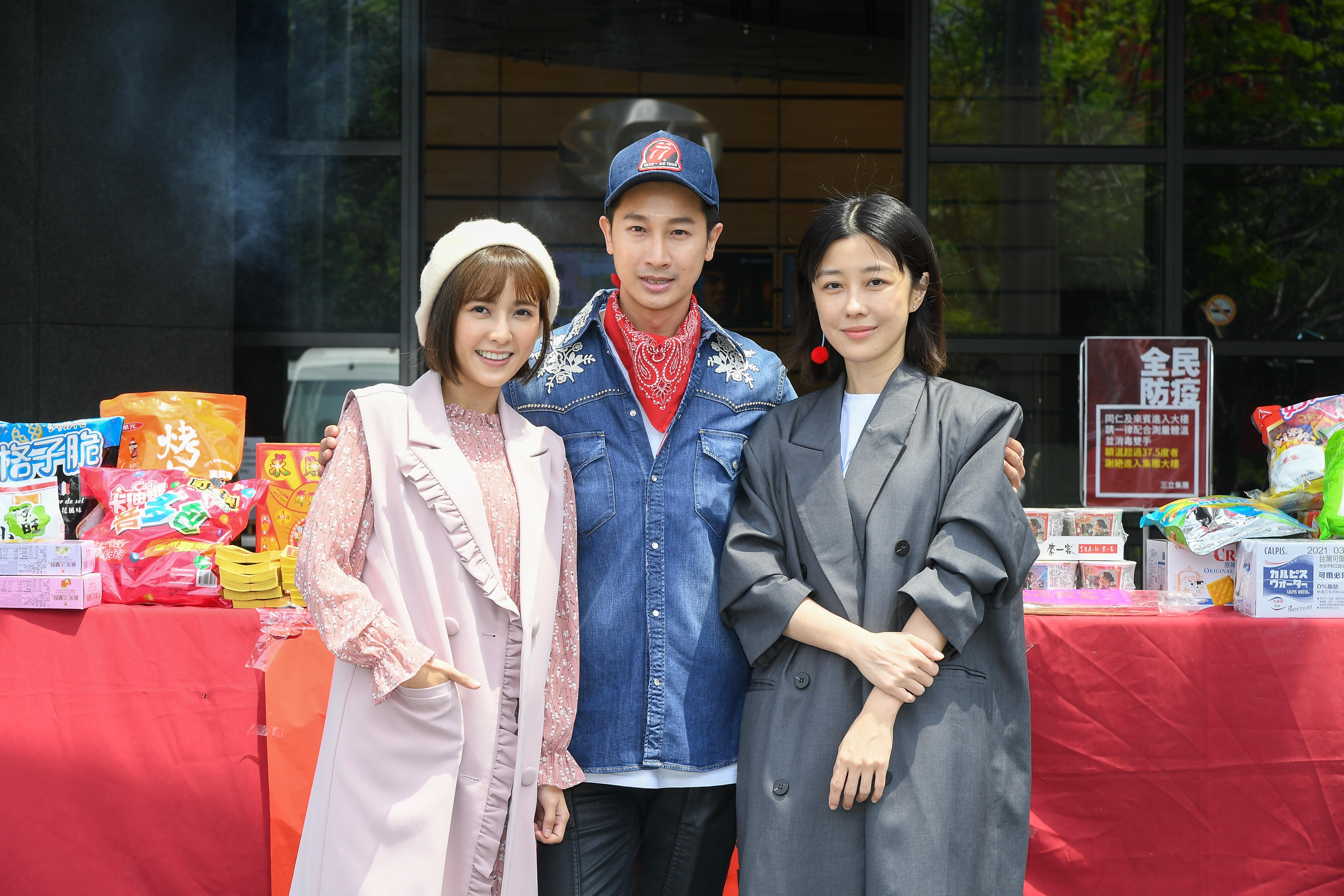 家中開中藥行的邱凱偉(中),私下曾介紹包生子祕方給李維維(右)。(三立提供)
