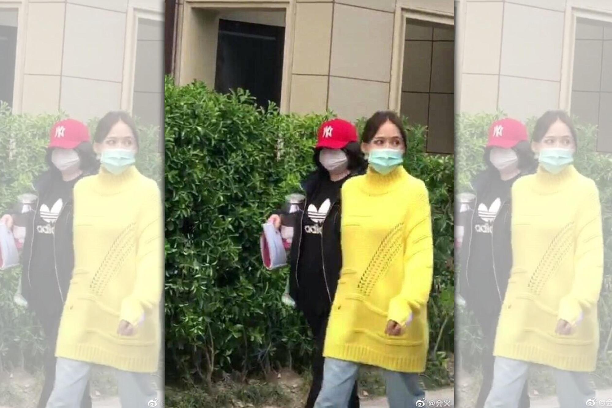 陳喬恩日前被拍到走路樣子酷似孕婦,被懷疑有孕。(微博圖片)