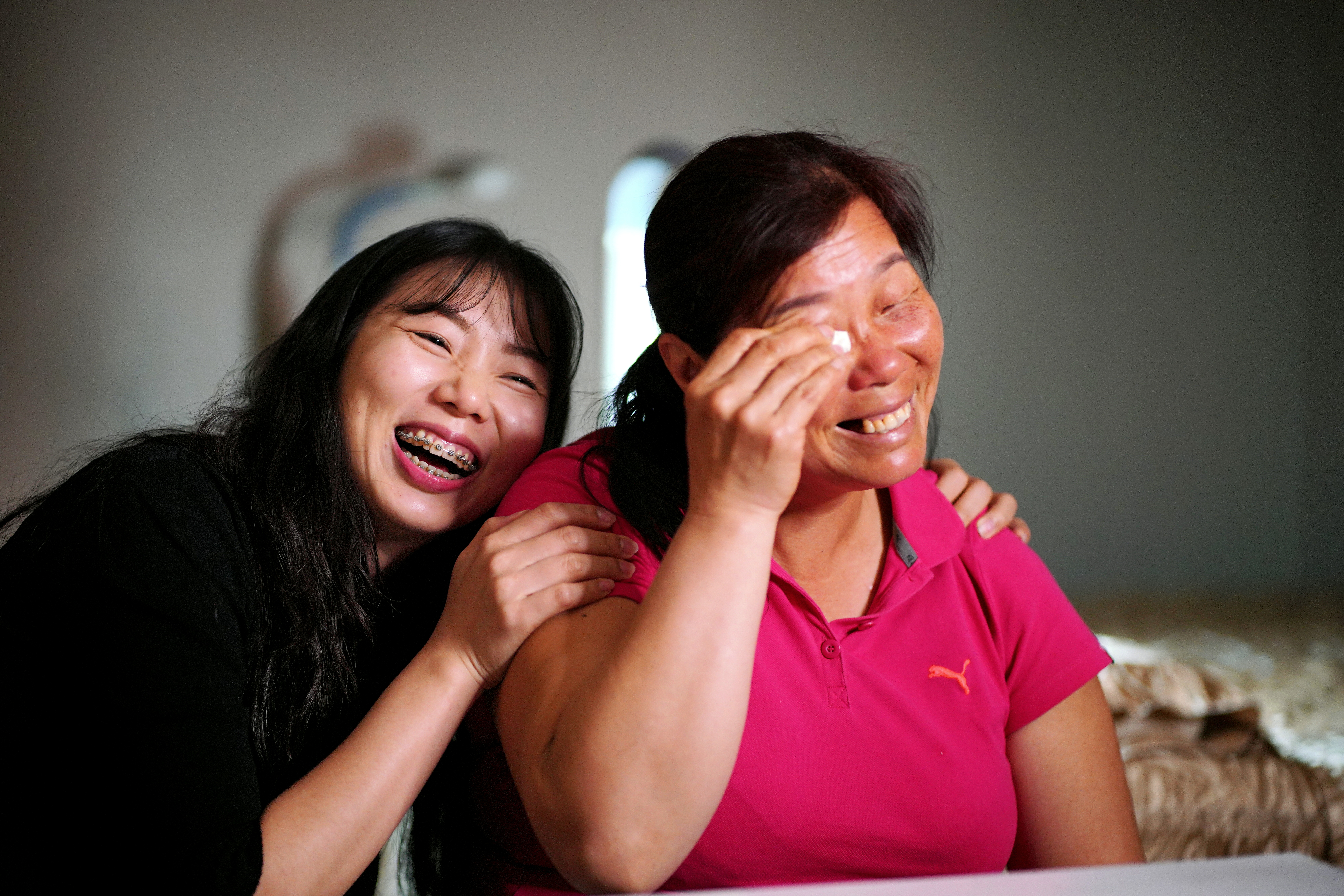 回憶昔日往事，母親簡麗紅（右）不禁紅了眼眶，但也正是母愛力量，把曾經叛逆的傅美慧拉回正軌。
