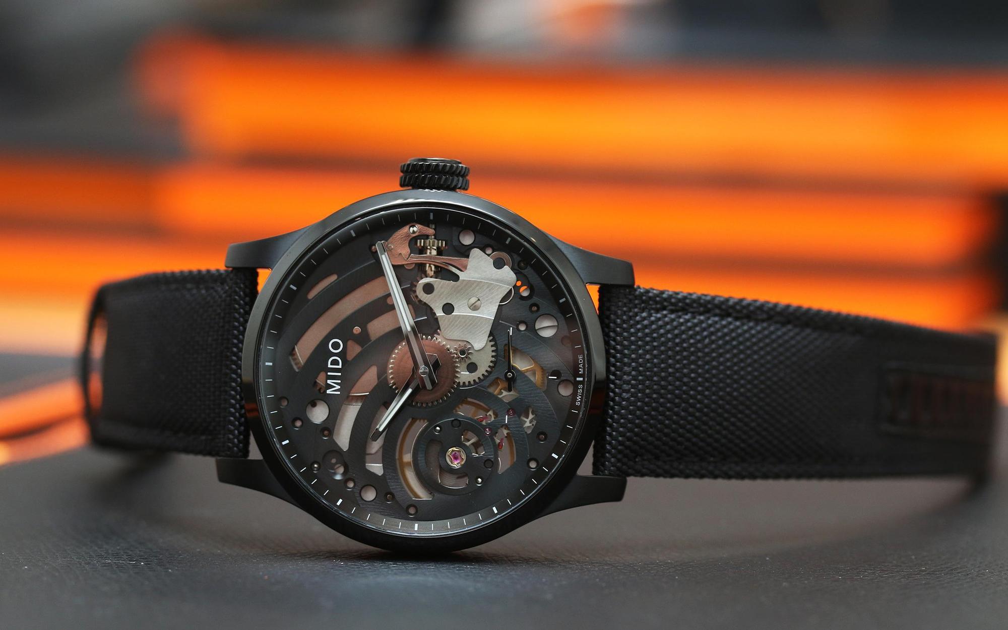 Multifort手上鏈腕錶,裝載ETA/Unitas 6498手上鏈機芯,全球限量999只,定價NT$63,200。