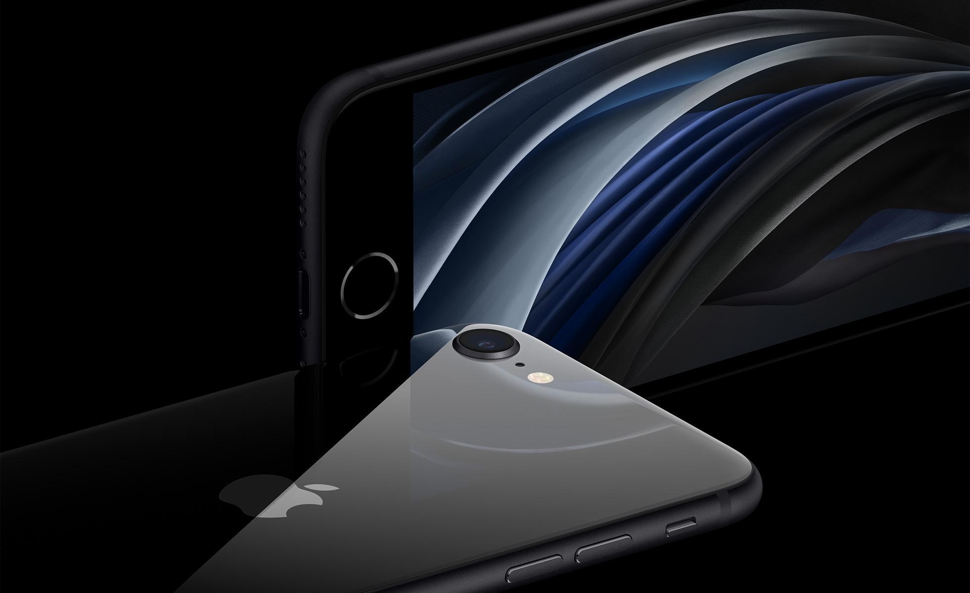 iPhone SE採用航太等級鋁金屬與堅固玻璃材質設計,機身正面以全黑呈現。(翻攝自Apple官網)
