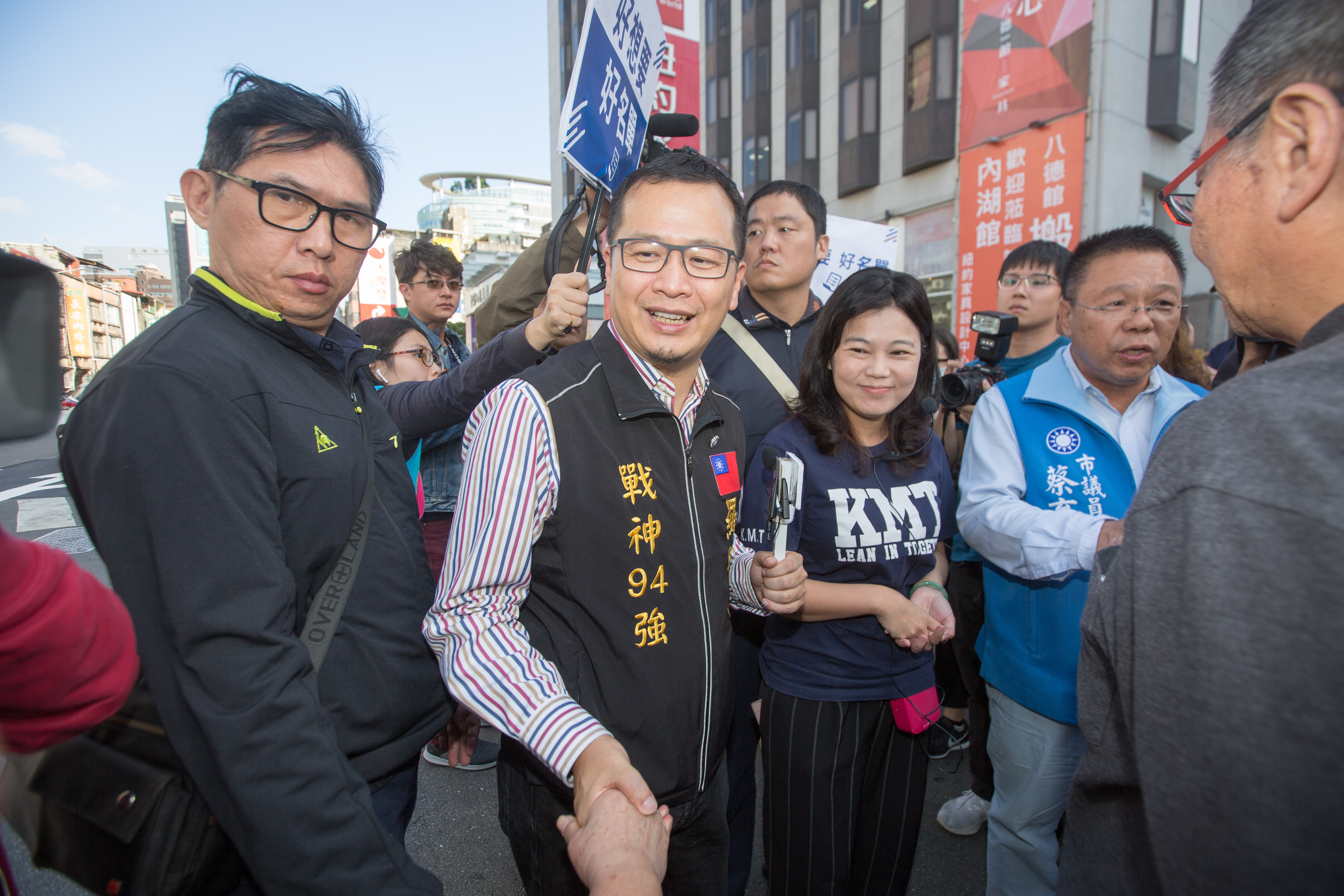 國民黨台北市議員羅智強指「華航根本不可能改名」，批民進黨一開始就在騙票。