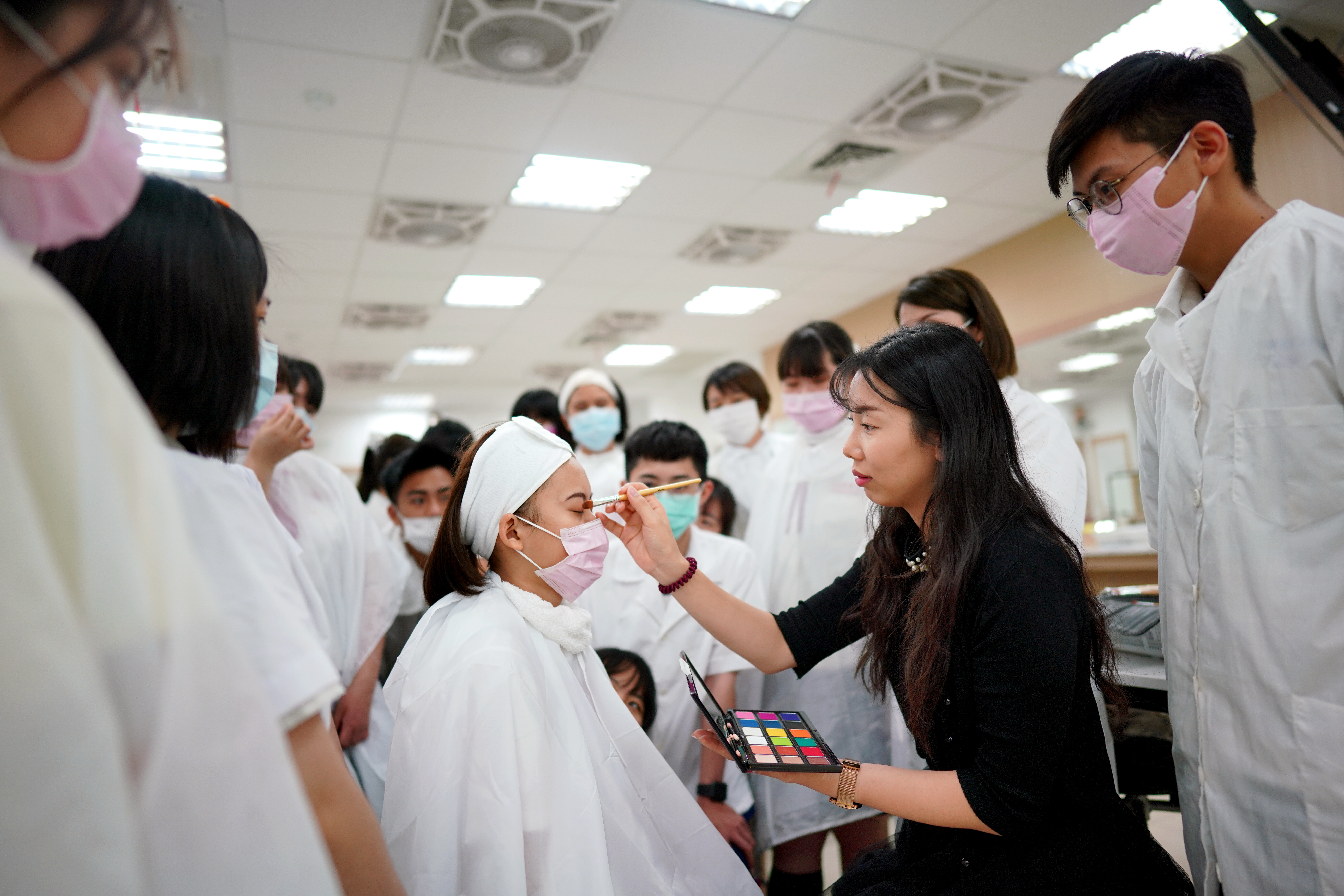 傅美慧實戰經驗豐富，21歲就被破格聘為高職專業及技術教師，如今是3所學校兼任講師。