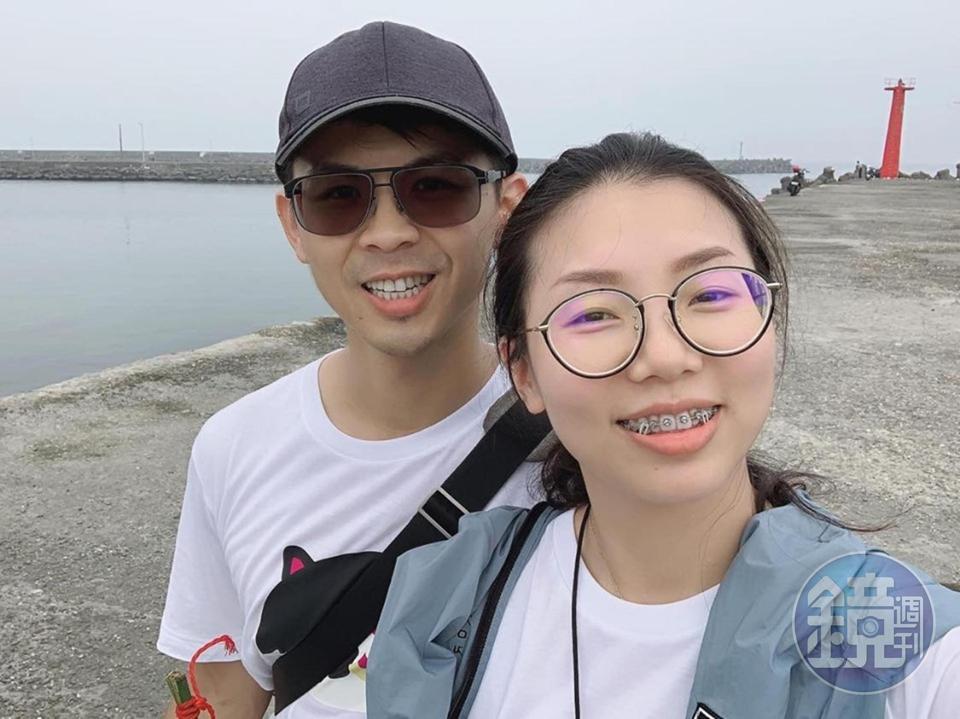在傅美慧的帶領下，連未婚夫也參與家庭活動，共赴林園海邊抓螃蟹。（傅美慧提供）
