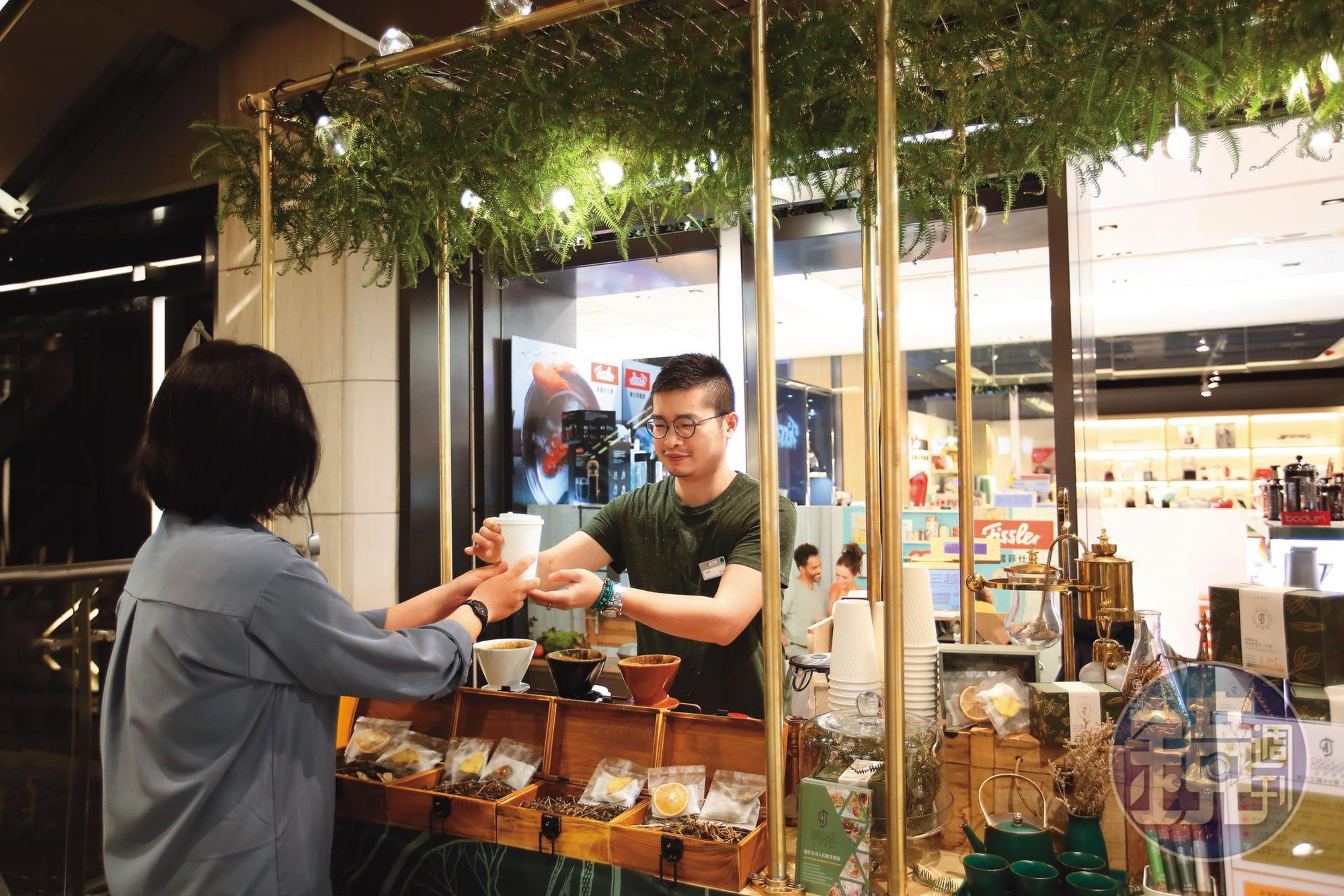 除西門町的實體店面，李俊頡（右）說今年3月，日常野草首度進駐台北新光三越A4館設立快閃櫃。