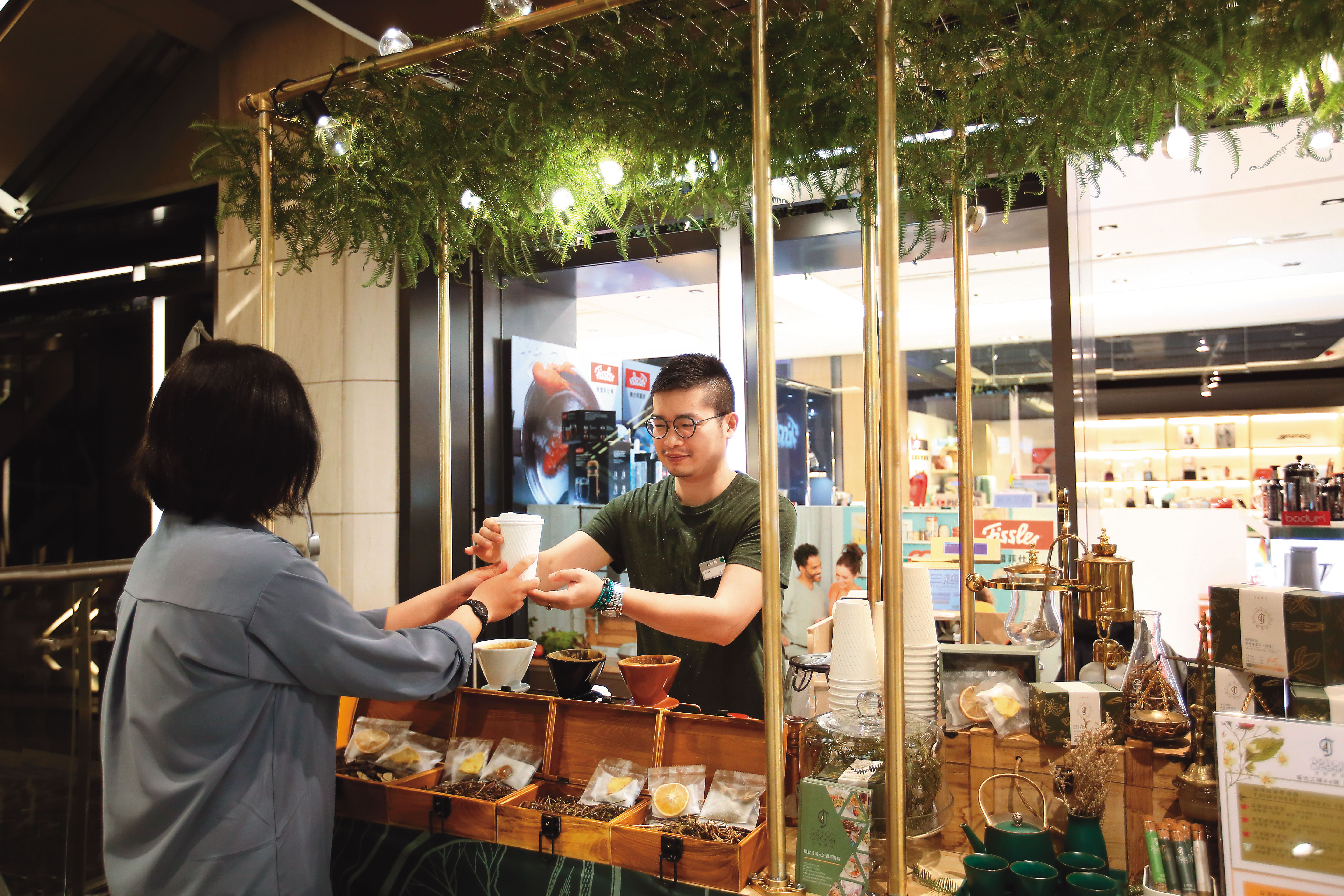除西門町的實體店面，李俊頡（右）說今年3月，日常野草首度進駐台北新光三越A4館設立快閃櫃。
