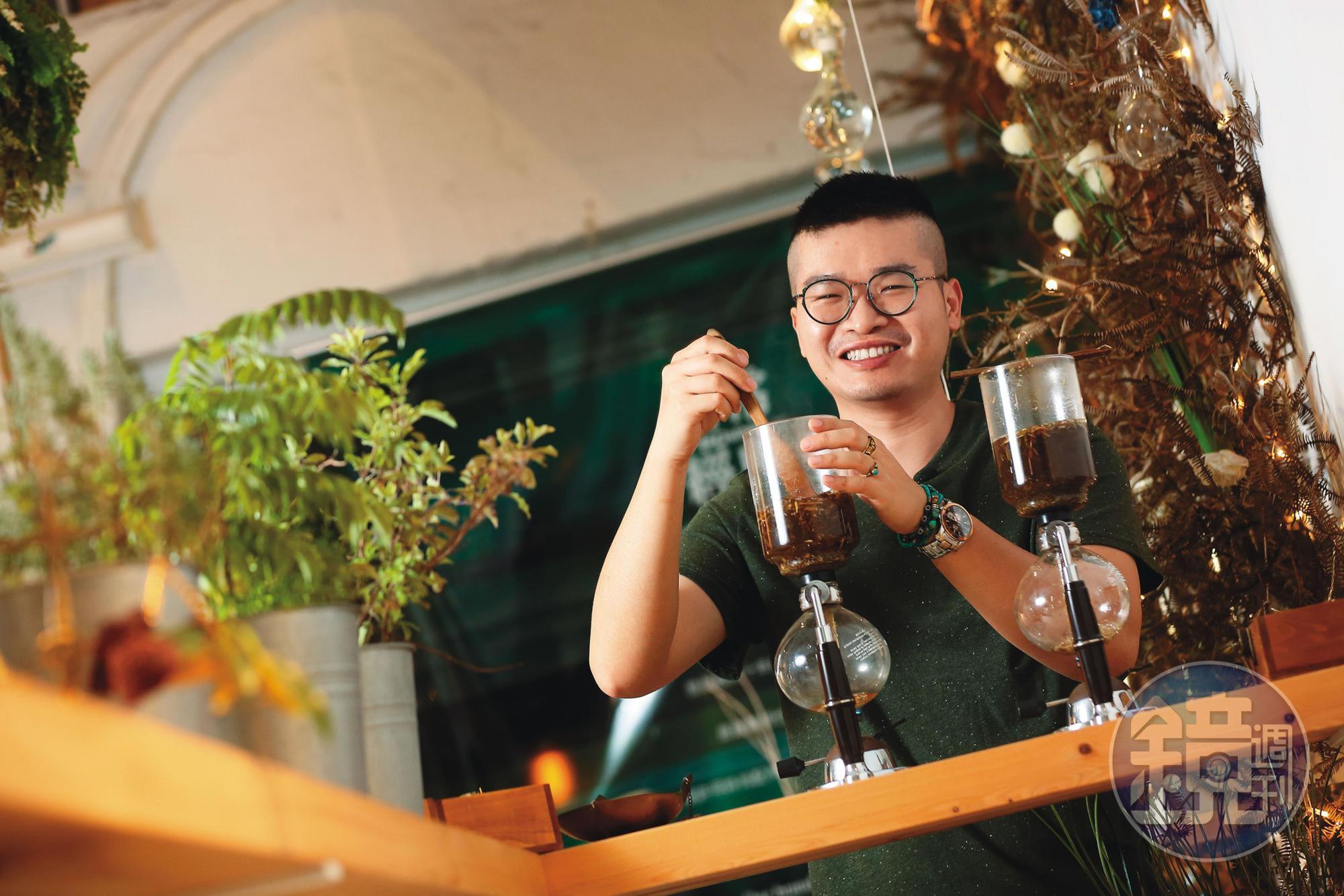 李俊頡曾受思覺失調症所苦，大病一場後他重拾夢想，以路邊不起眼的尋常野草加入茶飲和料理創業。