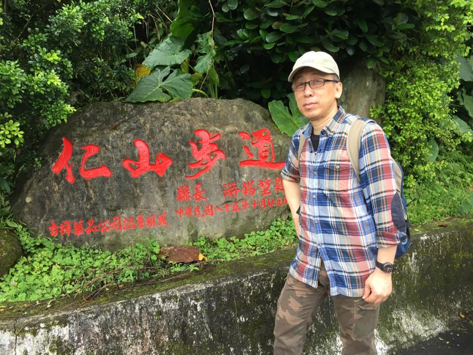 針對近日引起民眾惹議的返台旅美夫妻，苦苓在臉書呼籲大家「不要再幹譙了！」，並點出關鍵問題。（翻攝苦苓臉書）