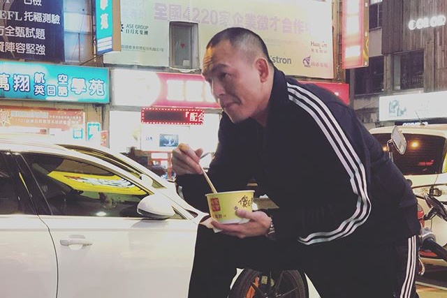 春風在街邊擺出帥氣吃飯的架勢，不過這飯裡的貢丸可是他賣臉得來。（翻攝自春風IG）