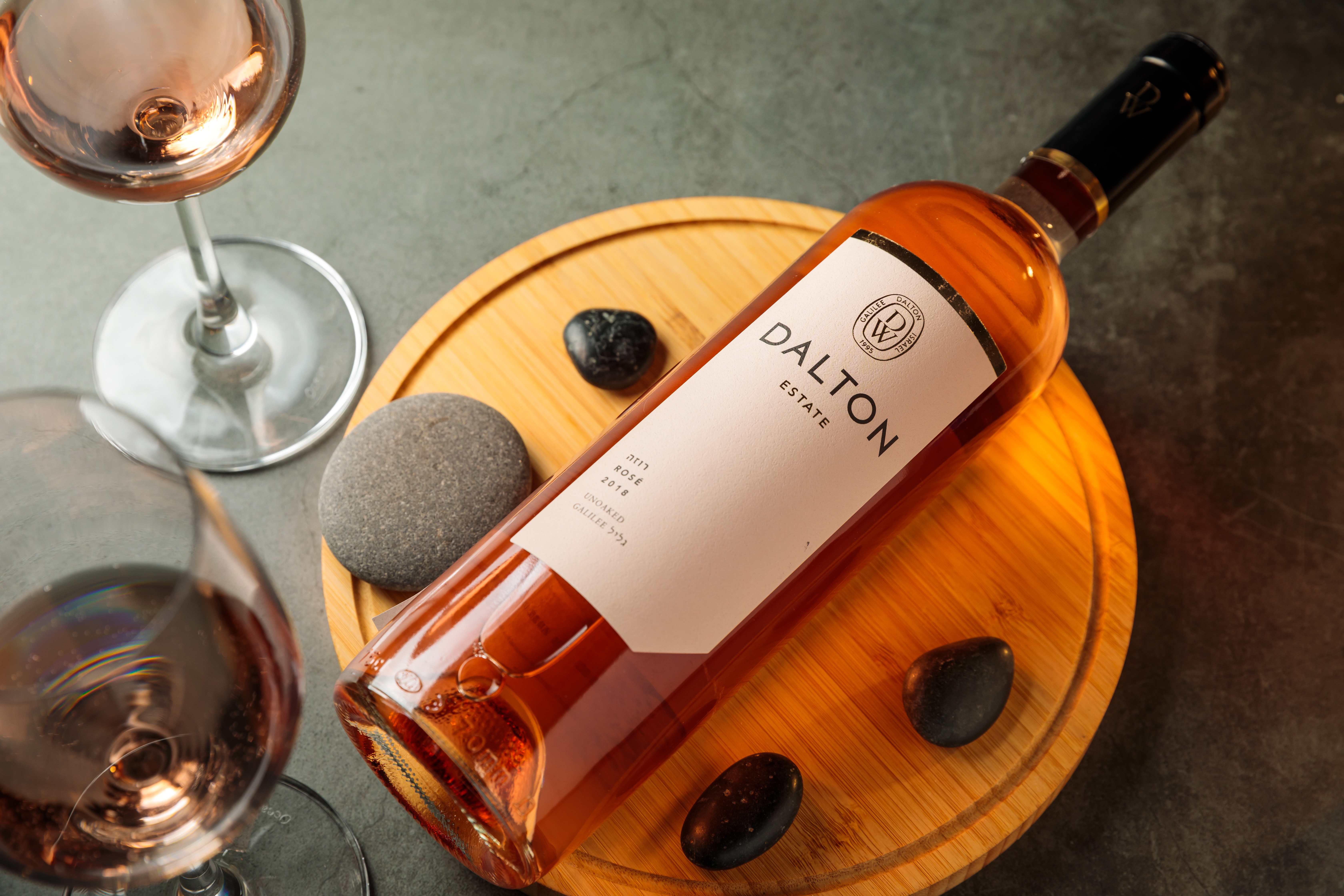來自以色列的「Dalton Estate Rose道爾頓經典粉紅酒」不甜，可提升紅魽魚的鮮美。（980元／瓶）