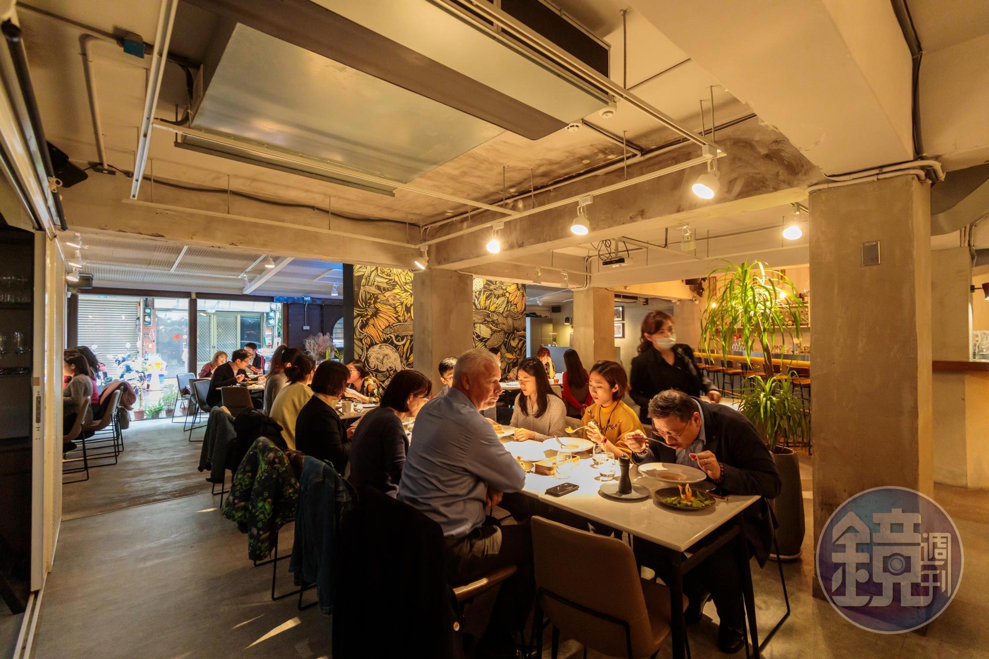 午間用餐時間,餐廳高朋滿座,建議事先預訂。