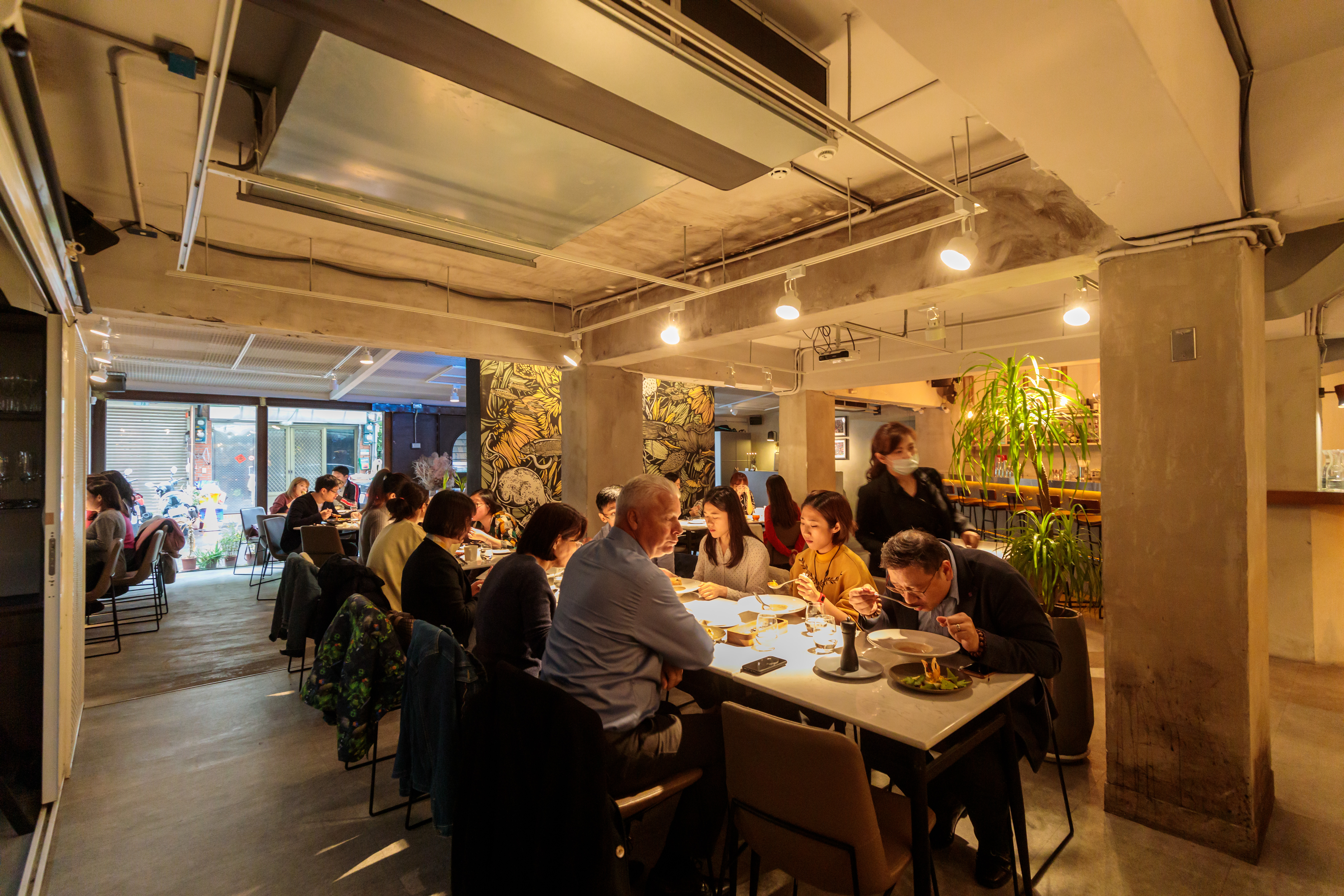 午間用餐時間，餐廳高朋滿座，建議事先預訂。