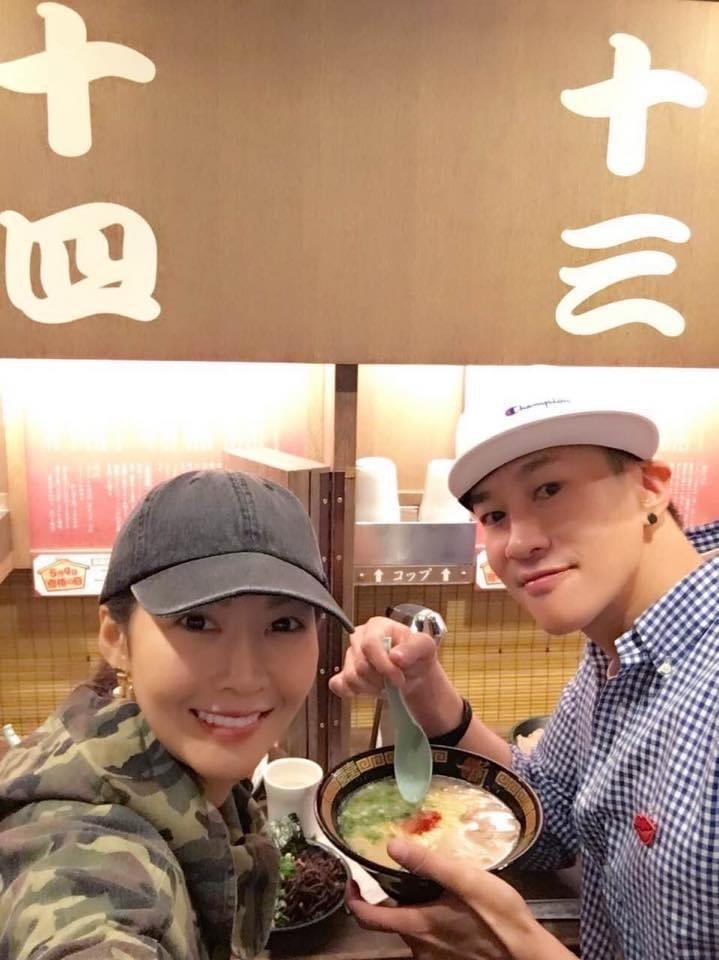 何潤東老婆Peggy(左)苦笑稱SPA事業收攤,空閒時間可能只能去生小孩。(翻攝自何潤東臉書)
