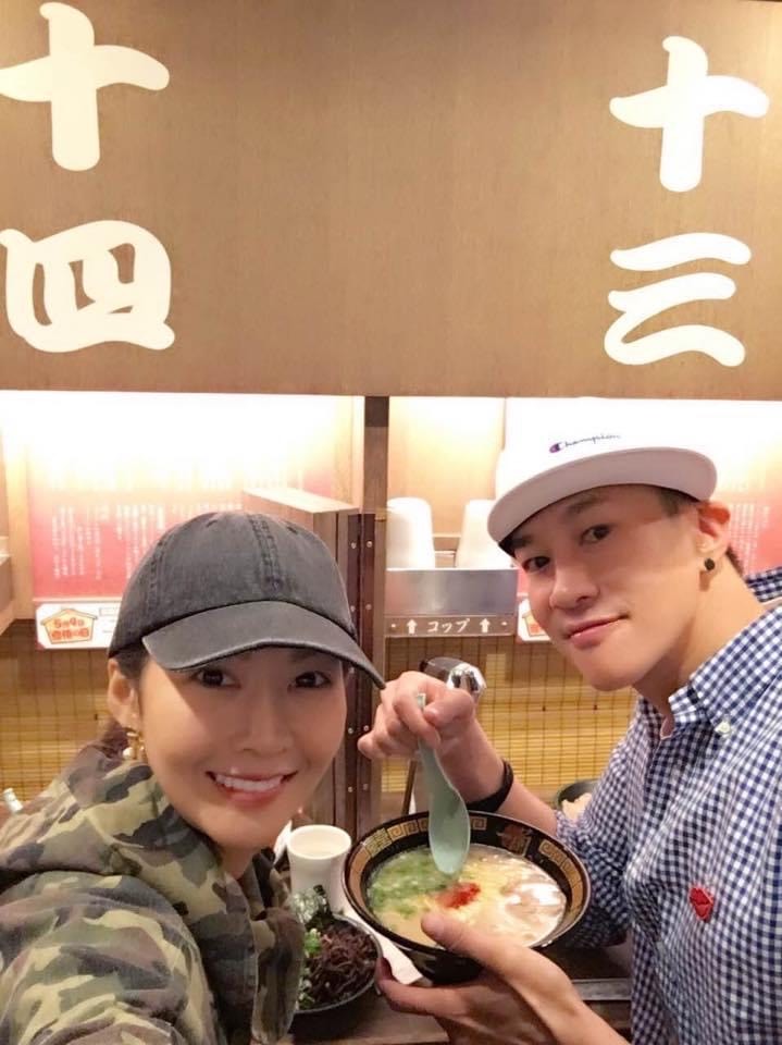 何潤東老婆Peggy（左）苦笑稱SPA事業收攤，空閒時間可能只能去生小孩。（翻攝自何潤東臉書）