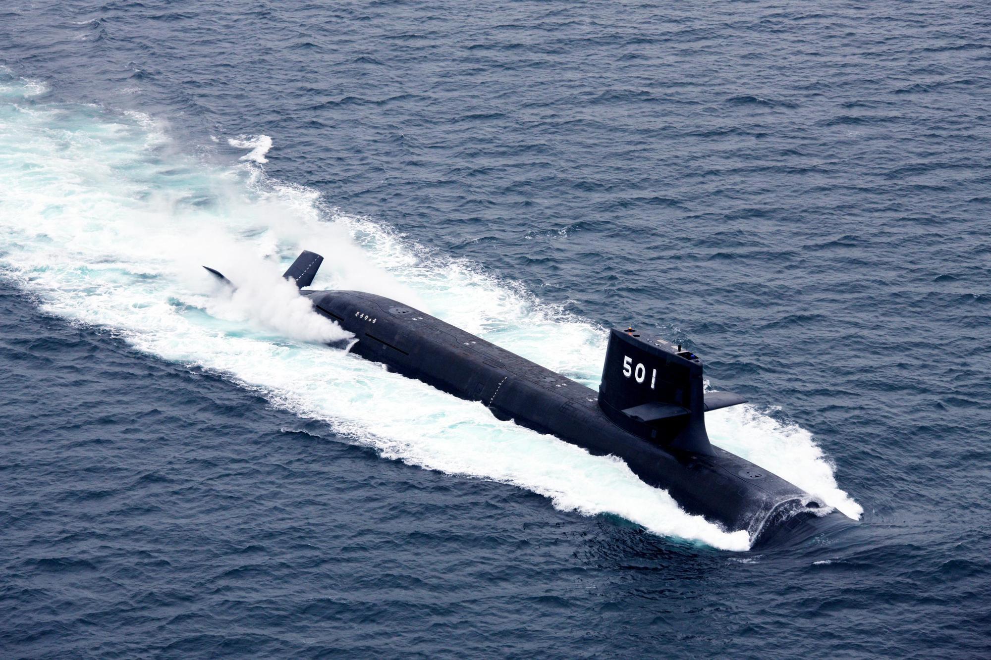 根據前日本前海上自衛隊潛水艇艦長的經驗,靠著定時三餐跟看電影等娛樂,即使在封閉狹小的潛水艇中,也能建立起生活規律。(翻攝自日本海上自衛隊網站)