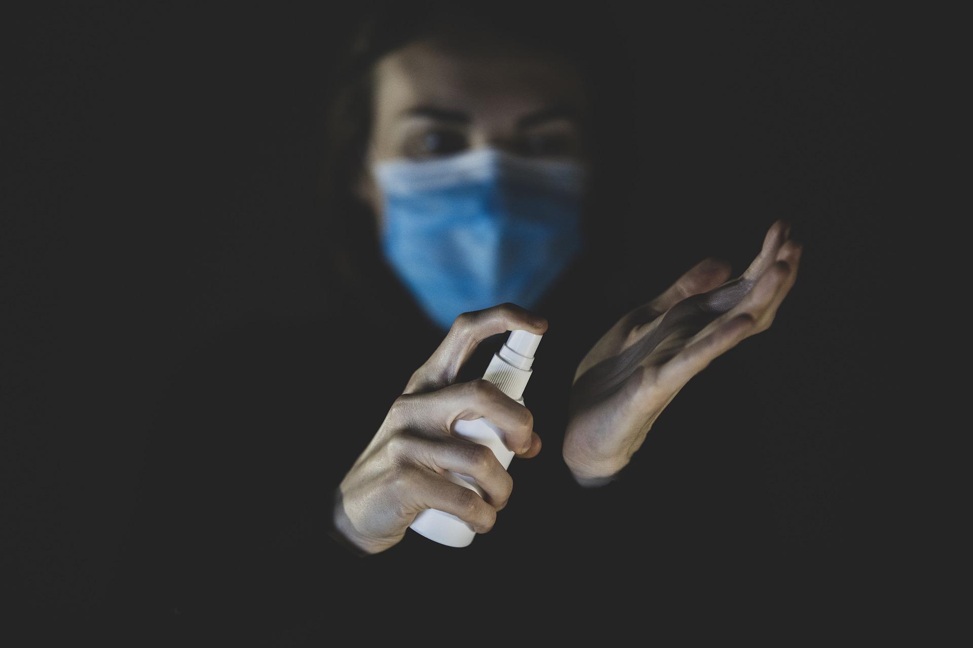 武漢肺炎疫情在歐美大爆發後,全球確診人數持續飆升,各國政府已陸續加強防疫力道。圖為消毒示意圖。(取自Pixabay/攝影Engin Akyurt)