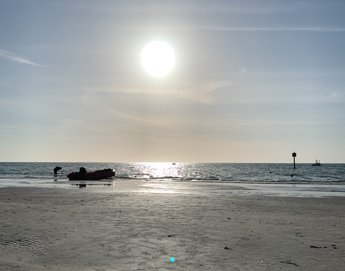 佛州大賺春假遊客的商機，在疫情肆虐的此刻成了致命的危機。頭頂上黃澄澄的陽光，似乎也蒼白起來。  