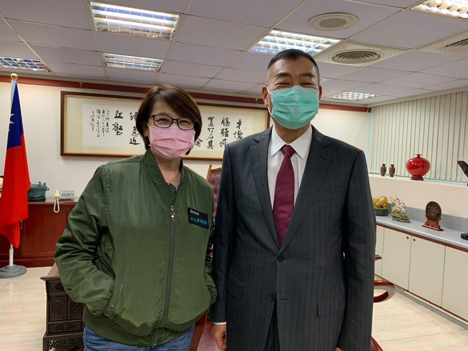 黃珊珊昨重返工作崗位,立刻前往議會拜訪議長陳錦祥。(翻攝黃珊珊臉書)