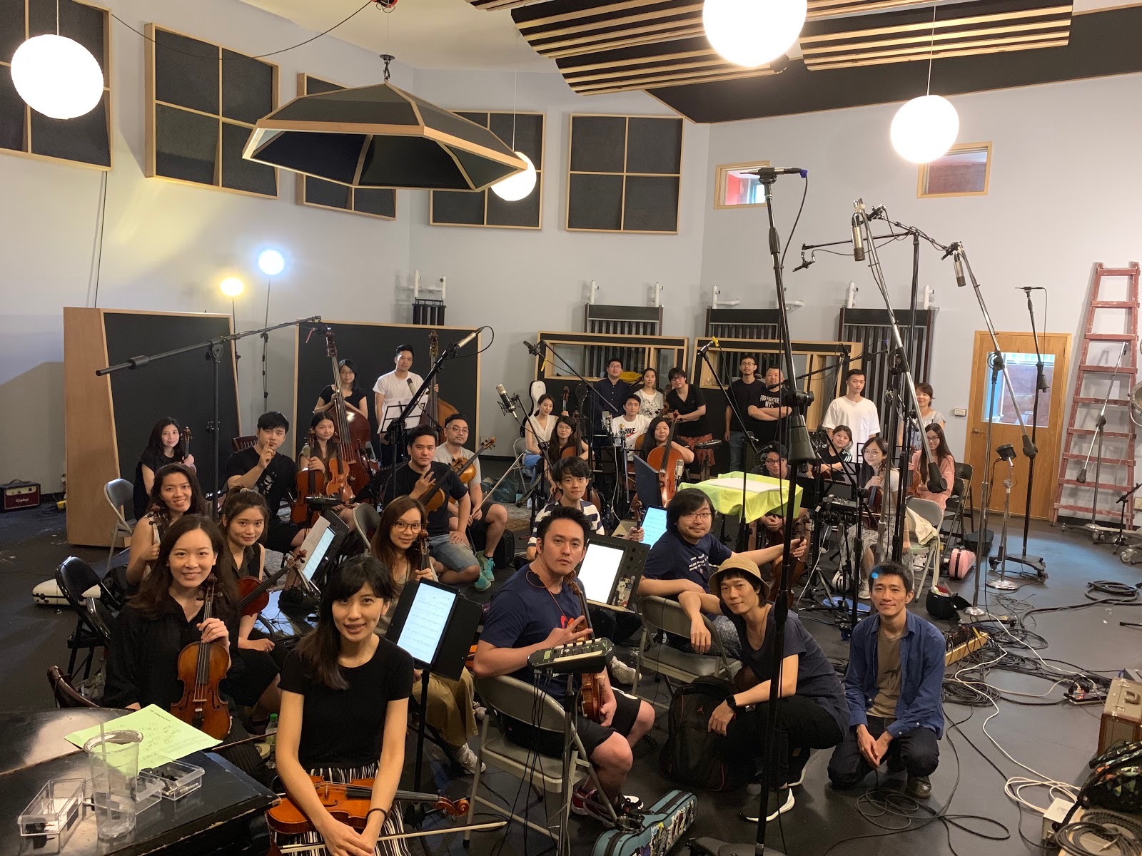 電影《返校》的配樂全程在台錄音，從弦樂、銅管樂到打擊樂，樂手多達40人。（盧律銘提供）
