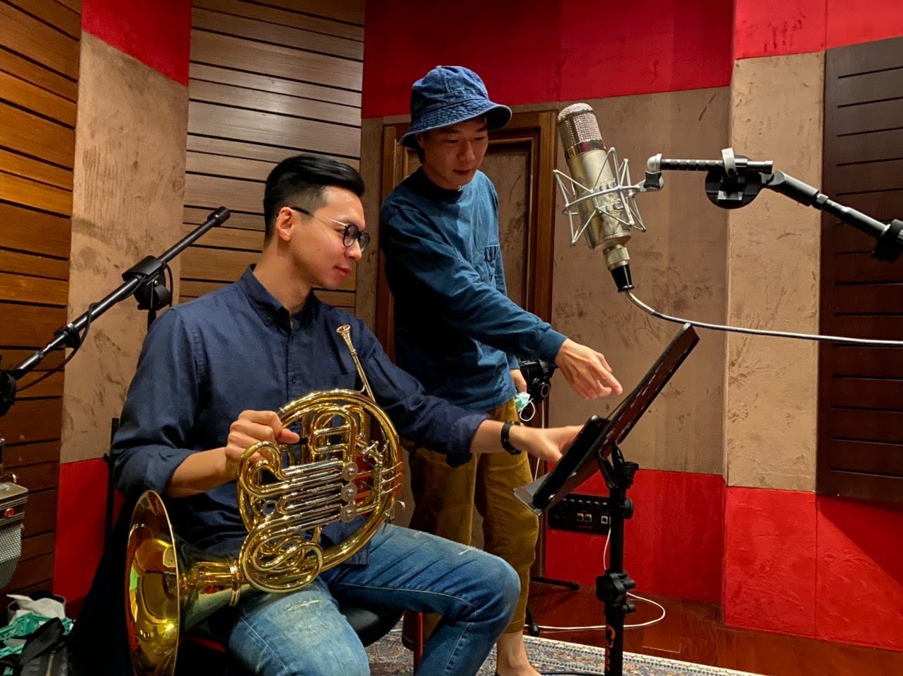 ￼盧律銘（右）近期為導演陳玉勳的《消失的情人節》負責配樂，首次挑戰愛情喜劇風格。（盧律銘提供）
