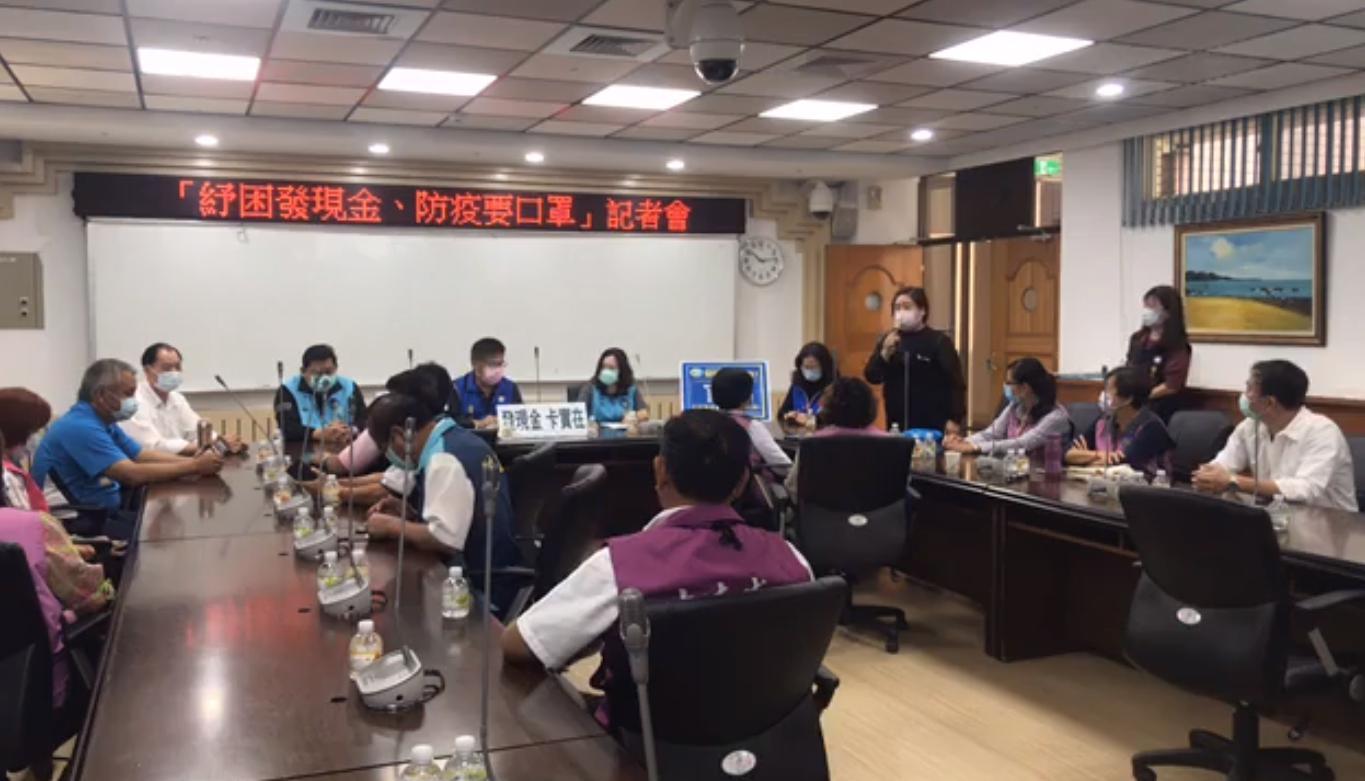 國民黨台東縣議會黨團於今舉行「紓困發現金、防疫要口罩」記者會,竟發生將「口罩外交」口誤成「口交」的小插曲。(截自國民黨台東縣議會黨團臉書)