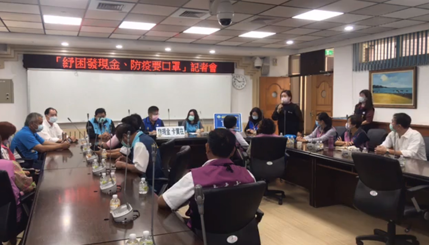 國民黨台東縣議會黨團於今舉行「紓困發現金、防疫要口罩」記者會，竟發生將「口罩外交」口誤成「口交」的小插曲。（截自國民黨台東縣議會黨團臉書）