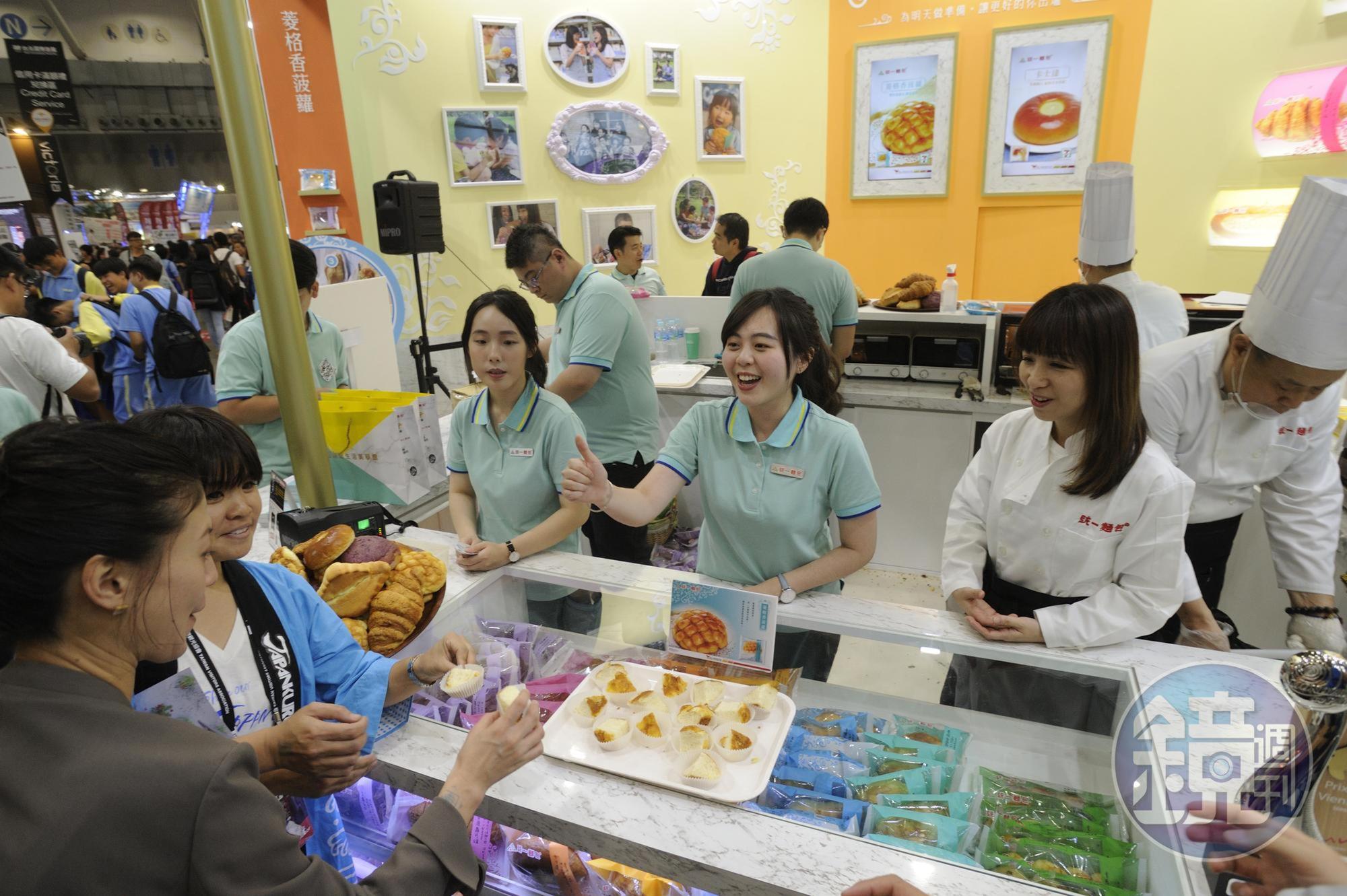 民生必需品不受疫情影響,若股價大跌,投資人就可啟動長線存股計畫,進場累積部位。