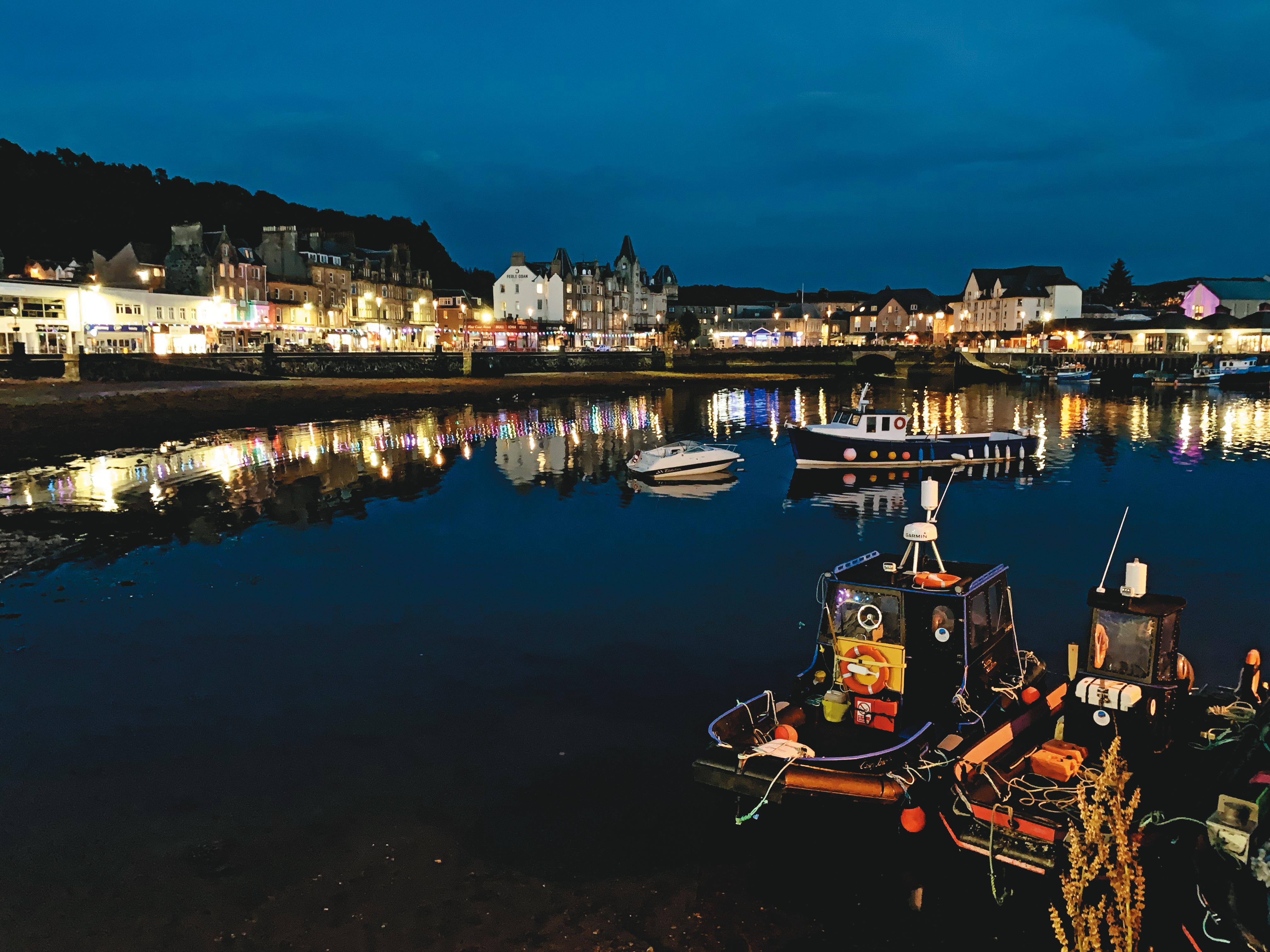 夜裡的歐本海灣別有一番風味,晚餐後可在此散步,看著海中的屋舍倒影,享受蘇格蘭的港灣悠閒。