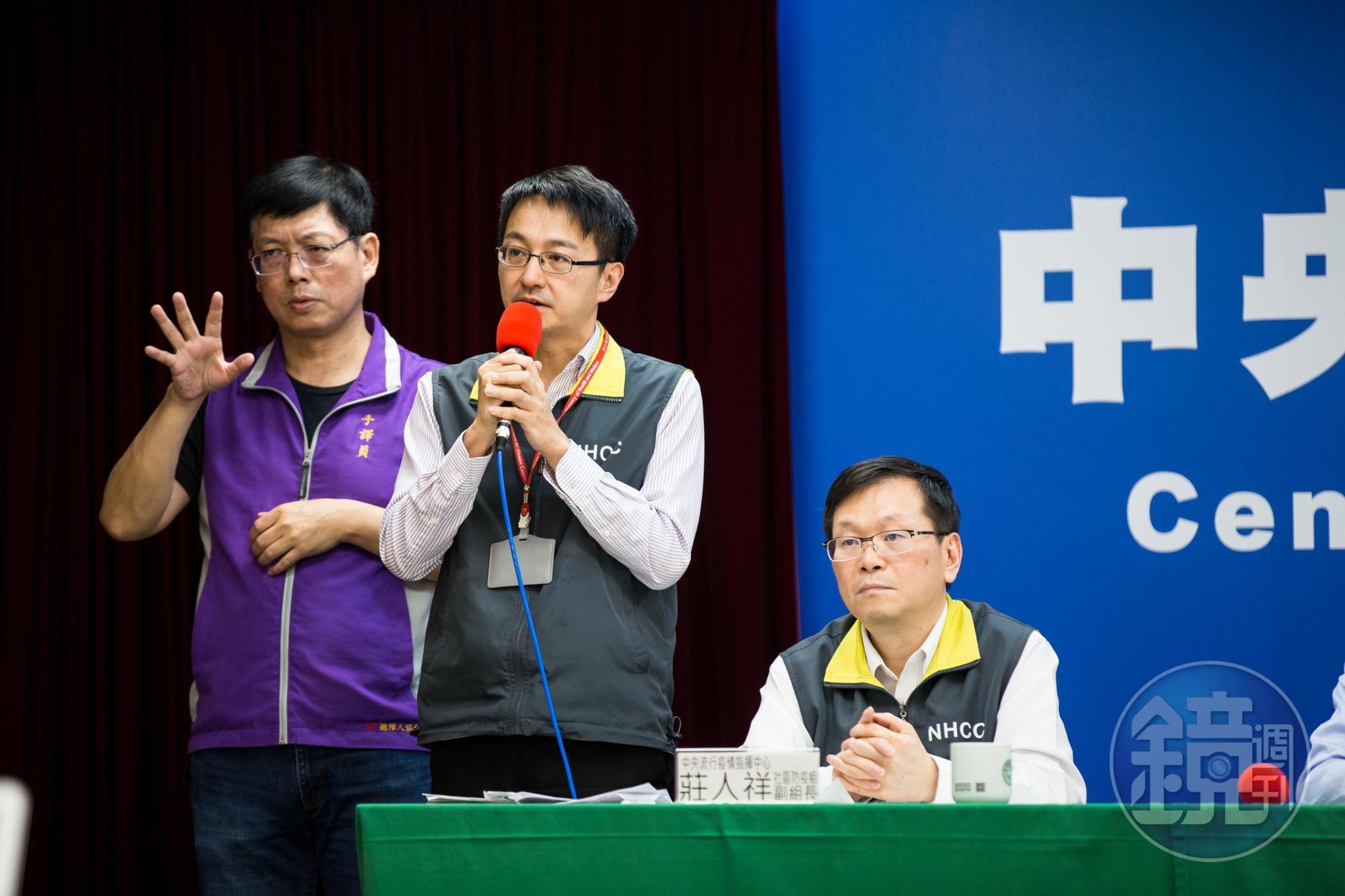 羅一鈞（中）除了感謝中國吹哨人李文亮醫師外，也感謝「護國神文」的原po作者，讓台灣提早掌握資訊，成功阻絕該疫情。（本刊資料照）