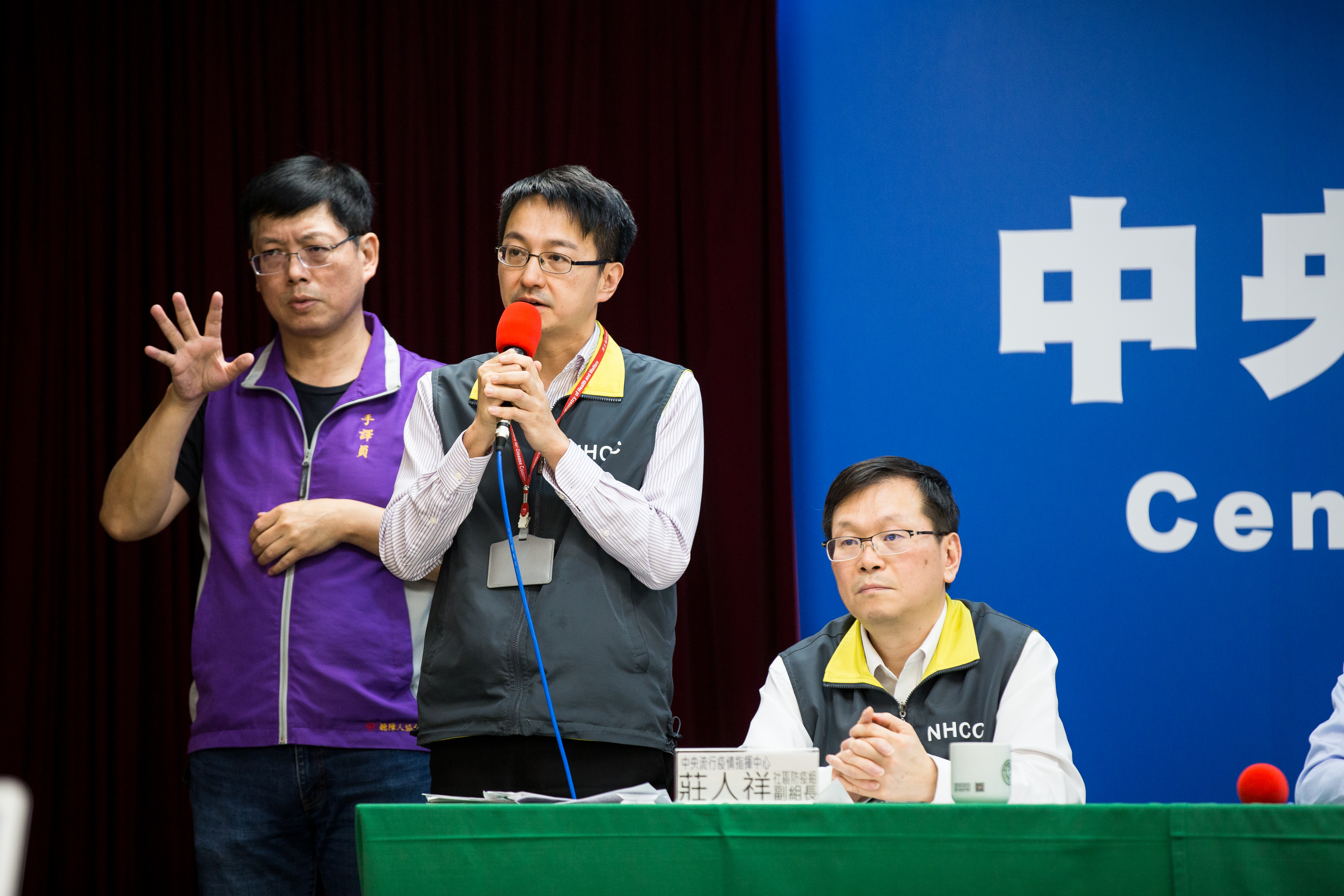 羅一鈞（中）除了感謝中國吹哨人李文亮醫師外，也感謝「護國神文」的原po作者，讓台灣提早掌握資訊，成功阻絕該疫情。（本刊資料照）