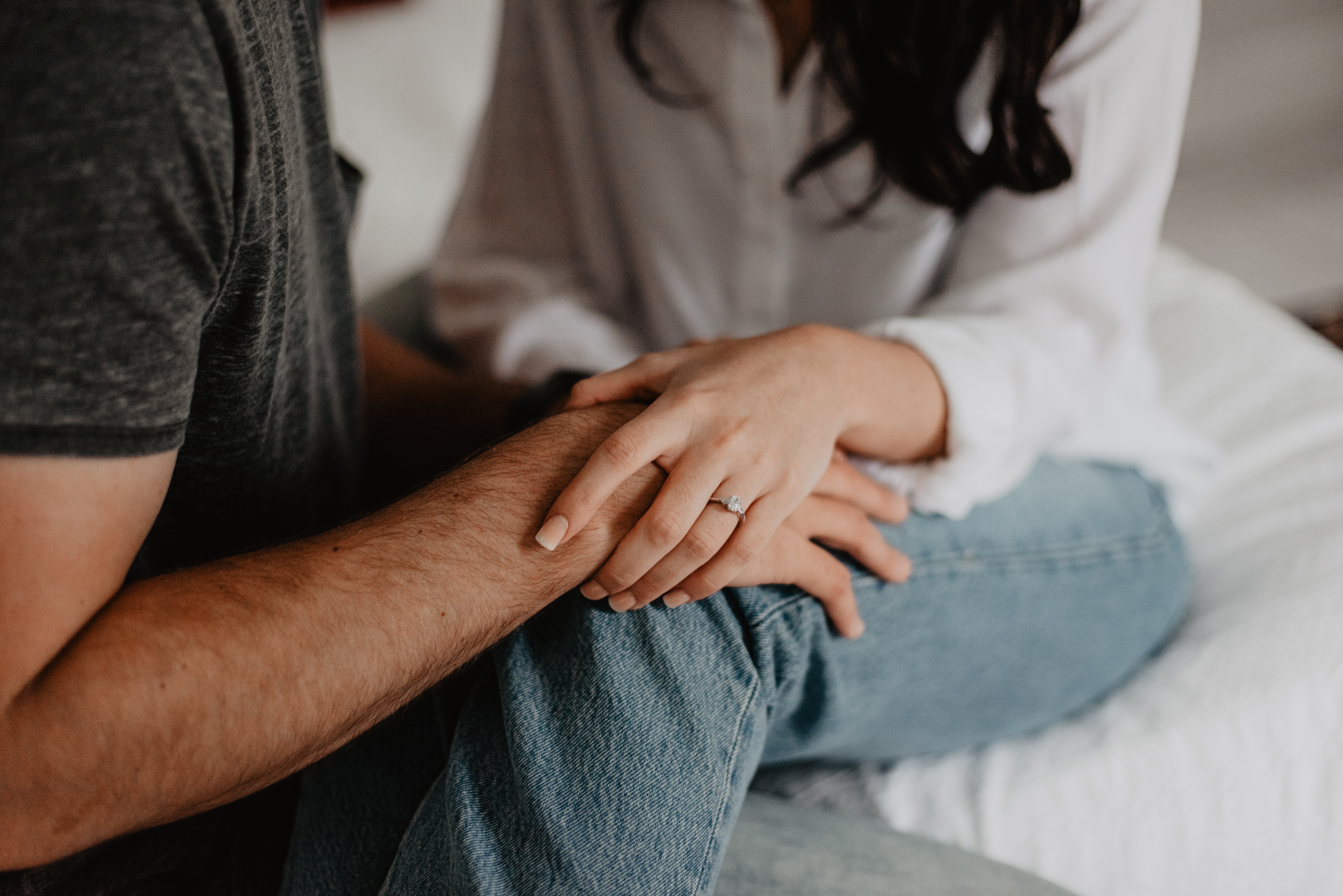 「肌膚飢餓感」（skin hungry）作用，讓伴侶小別勝新婚。（pexels）