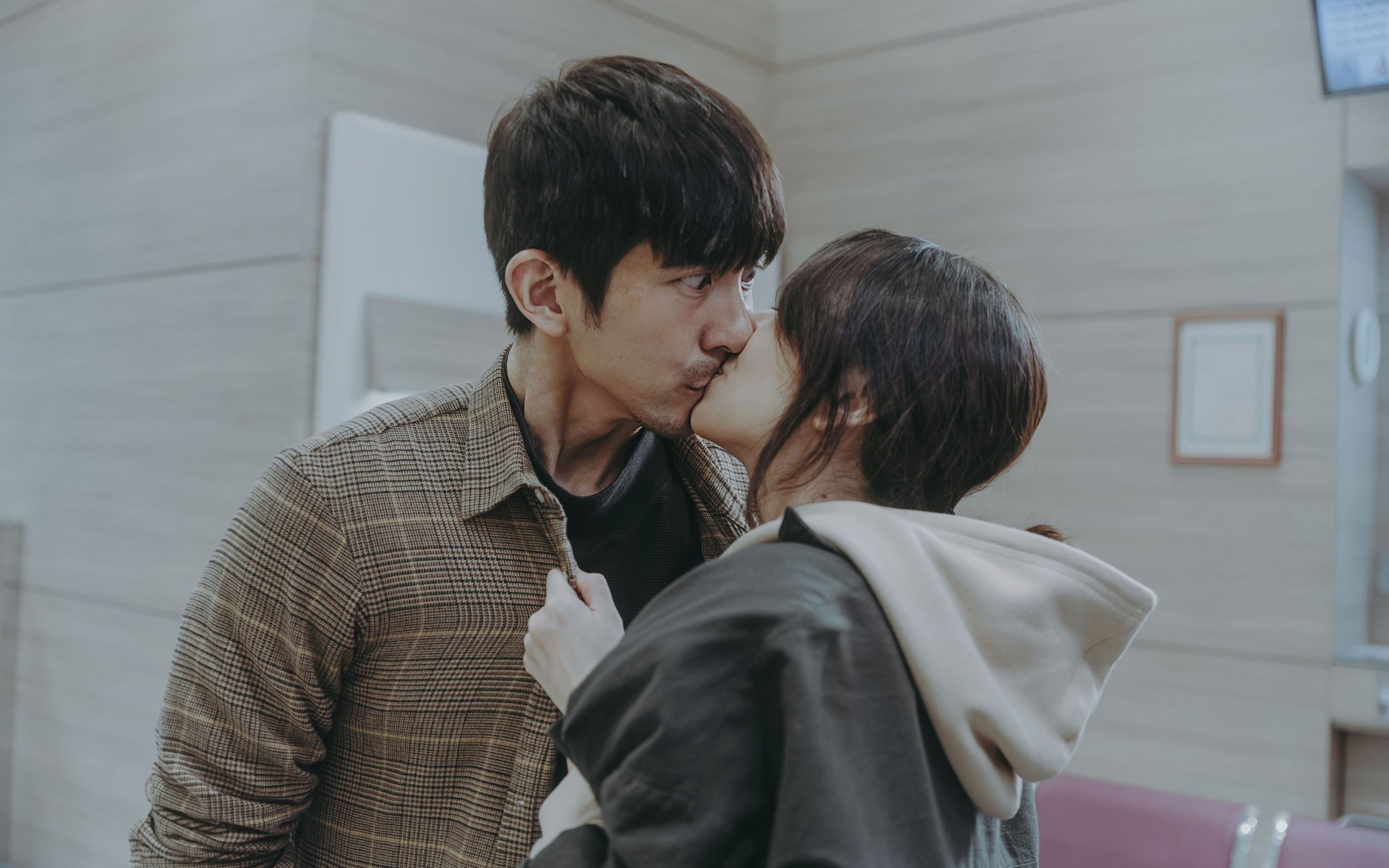 私下柯佳嬿是個「慢熱」的人，與修杰楷的吻戲，兩人拍前有調適心情。（中視提供）