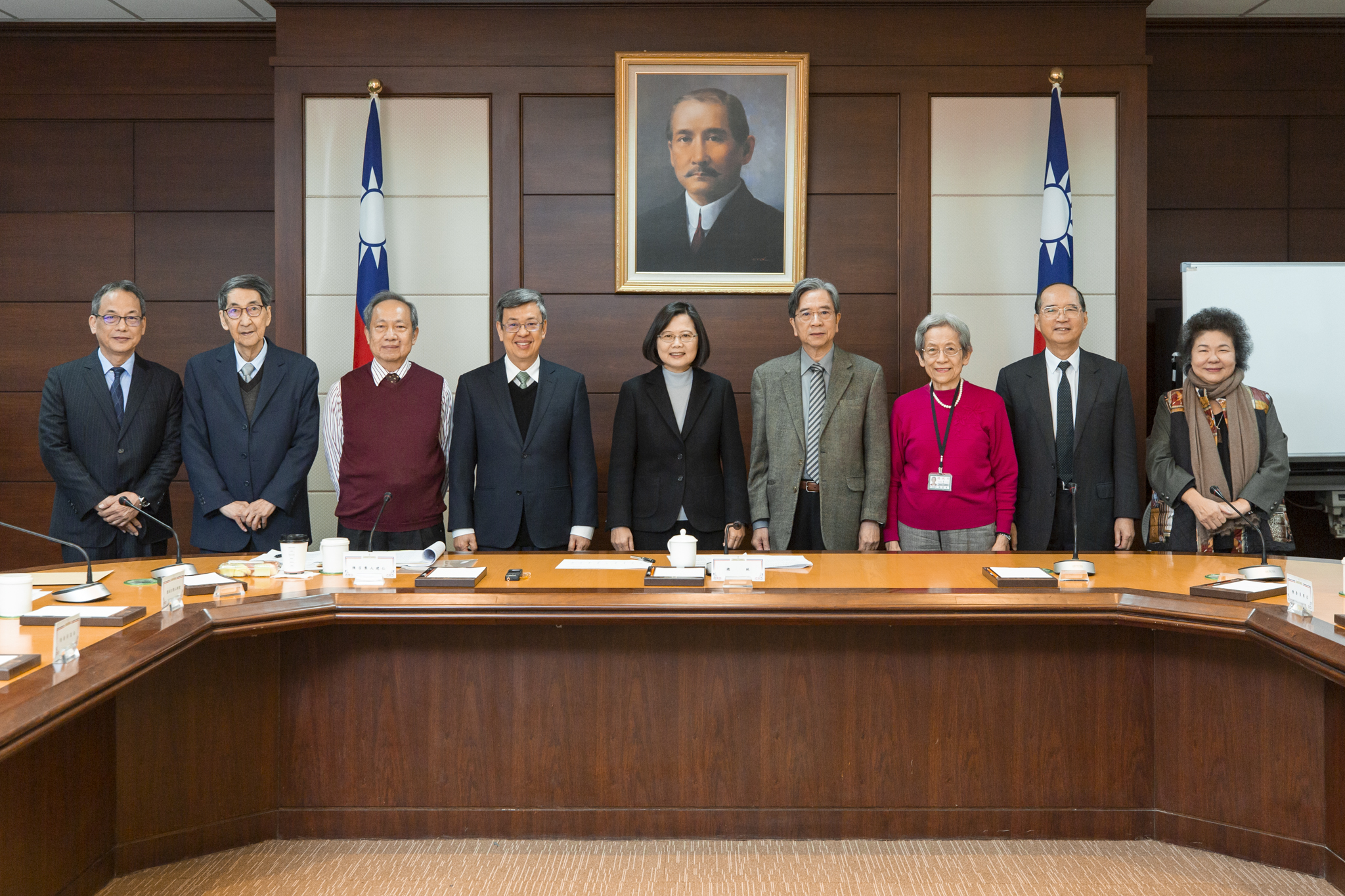 總統蔡英文今年聘請國策顧問張富美（右3）擔任監察委員審薦小組成員，圖為2月18日審薦小組第一次會議。（總統府提供）