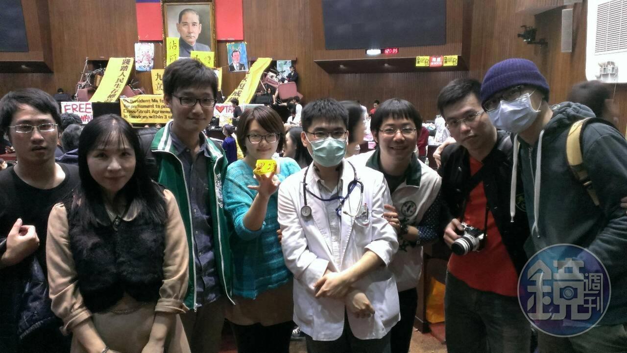 陳奕仁(中間穿醫師服裝者)在太陽花學運時曾假冒醫師身分進入議場。(讀者提供)