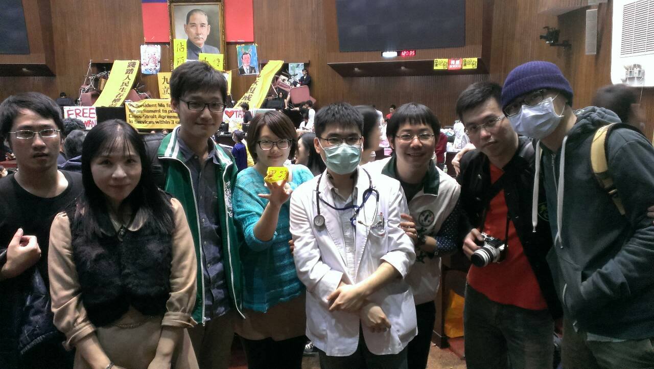 陳奕仁（中間穿醫師服裝者）在太陽花學運時曾假冒醫師身分進入議場。（讀者提供）