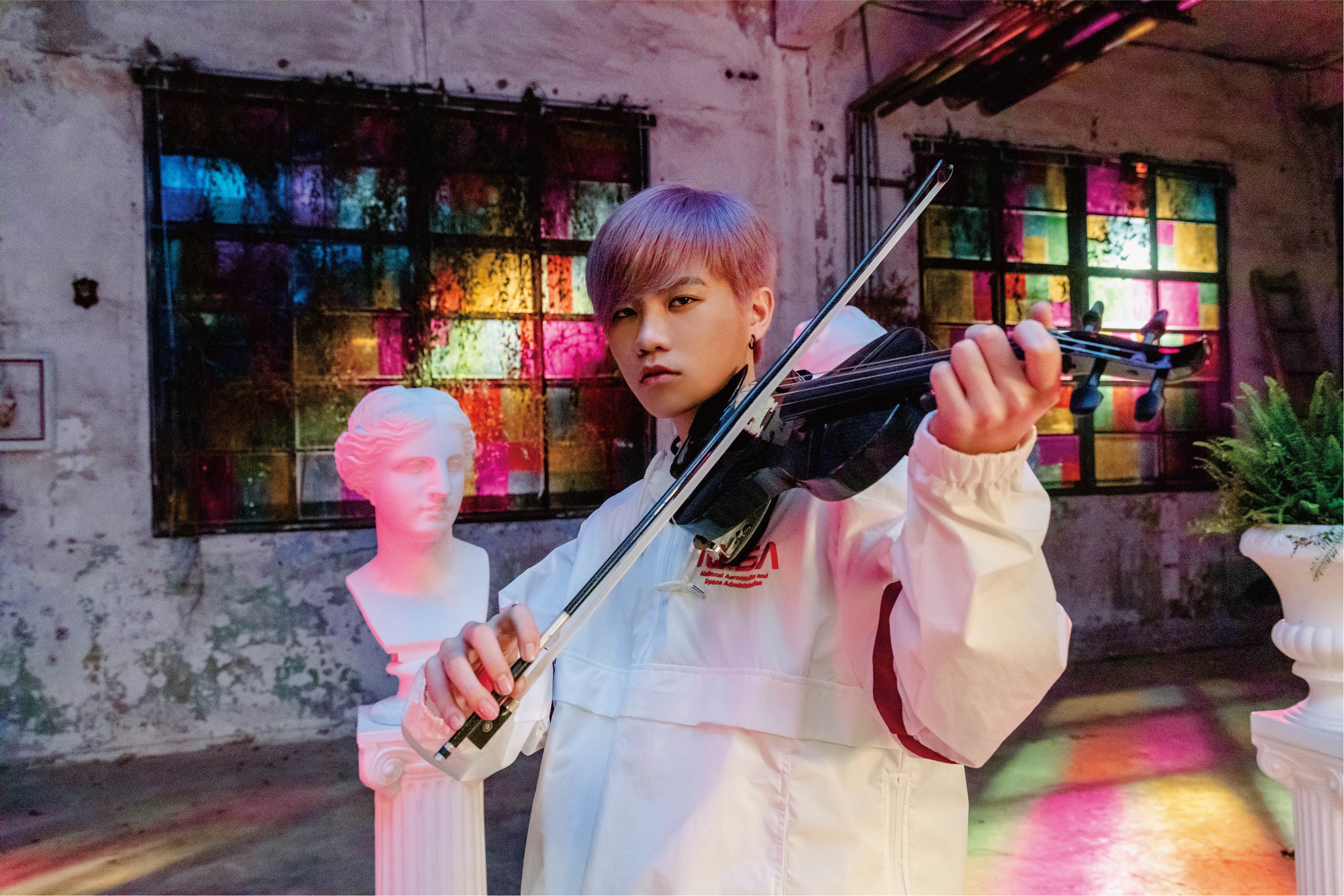 Spark在MV中秀小提琴琴藝。（華研國際提供）