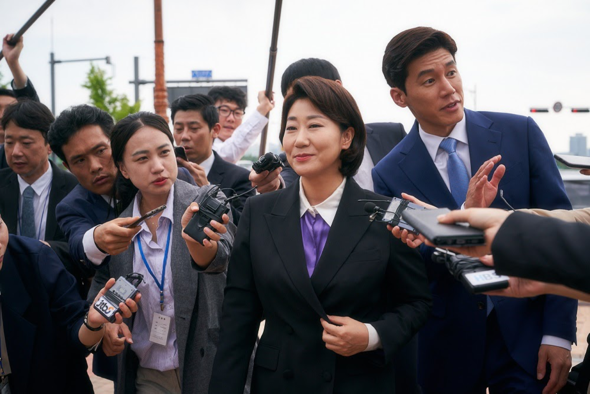 羅美蘭在《政客誠實中》飾演國會議員,在選舉前夕卻因為無法說謊引發一連串意外。(車庫娛樂提供)